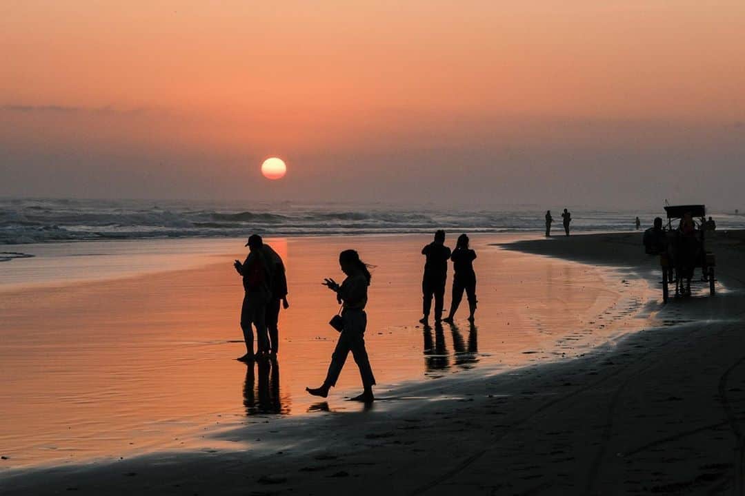 FUJIFILM INDONESIAさんのインスタグラム写真 - (FUJIFILM INDONESIAInstagram)「Senja di Pantai Parangtritis memang khas dengan siluet dan jingga langit yang rata. Elemen khas pantai paling terkenal di Jogja inilah yang menjadi objek utama dari foto @_bimo_ yang menggunakan Fujifilm X-Pro3.  Captured by @_bimo_ using FUJIFILM X-Pro3  #XPRO3_id #GoFUJIFILM #fujifilm_id」11月2日 20時01分 - fujifilm_id