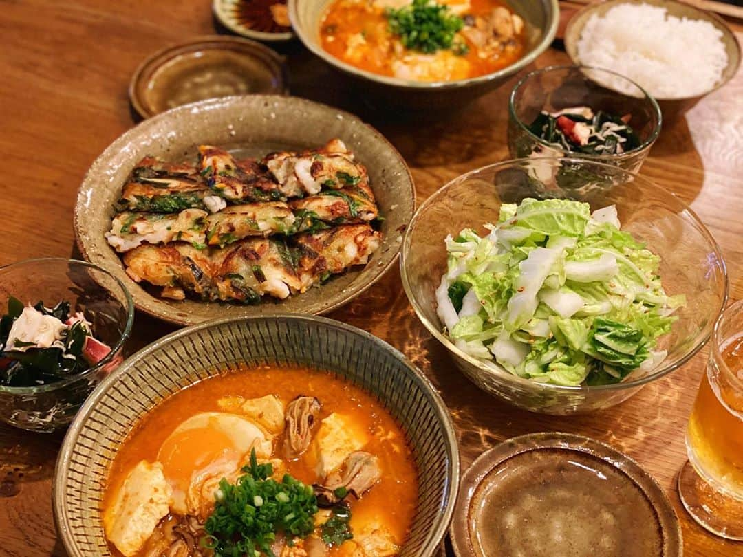 高山直子さんのインスタグラム写真 - (高山直子Instagram)「久々の🇰🇷🍚 ●牡蠣の純豆腐 ●海鮮チヂミ ●白菜のサラダ ●タコとわかめとしらす酢の物 純豆腐は🍼があるので辛さ超控えめに。何気に野菜たっぷりの栄養満点ごはん😋 おいしゅうございました🙏🏻  #なおコロ食堂 #韓国料理#純豆腐#チヂミ #うつわ好き#宮城陶器#安土草多」11月2日 20時02分 - nao_70koro