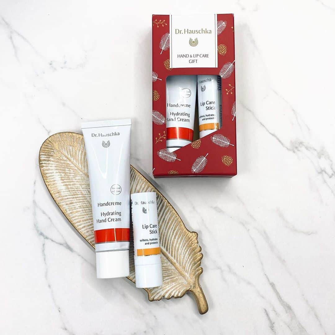 Dr. Hauschka Japan ドクターハウシュカのインスタグラム：「＜11月1日（日）に公式ECサイト＆コスメキッチンで先行発売のホリディキット＞Dr.ハウシュカの今年の冬のギフト第3弾🎁は、ハンドとリップクリーム、人気アイテムをセットにした日本限定パッケージも可愛いギフトセット。⁠⠀ .⁠⠀ .⁠⠀ オーガニック養蜂で丁寧に育てた、こっくりミツロウで内側からうるおうリップクリームに、深呼吸したくなるほど、ハーバルで心地よい香りのハンドクリームのコンビの日本限定パッケージ。プチギフトにも、自分用ストックでもおススメです。⁠⠀ .⁠⠀ .⁠⠀ #drhauschka  #drハウシュカ#ドクターハウシュカ#ナチュラルコスメ#オーガニックコスメ#スキンケア#保湿#海外コスメ#ハーブ#ナチュラルコスメ好きな人と繋がりたい#オーガニックコスメ好きな人と繋がりたい#ノンケミカル #自然派#天然香料#植物オイル#乾燥対策#自然派#ハンドクリーム#ギフト#ギフトセット#クリスマスギフト#リップクリーム#リップケア#オーガニックコスメ好きな人と繋がりたい#オーガニック好きな人と繋がりたい#オーガニック化粧品#唇の荒れ#ナチュラルな暮らし#丁寧な暮らし」