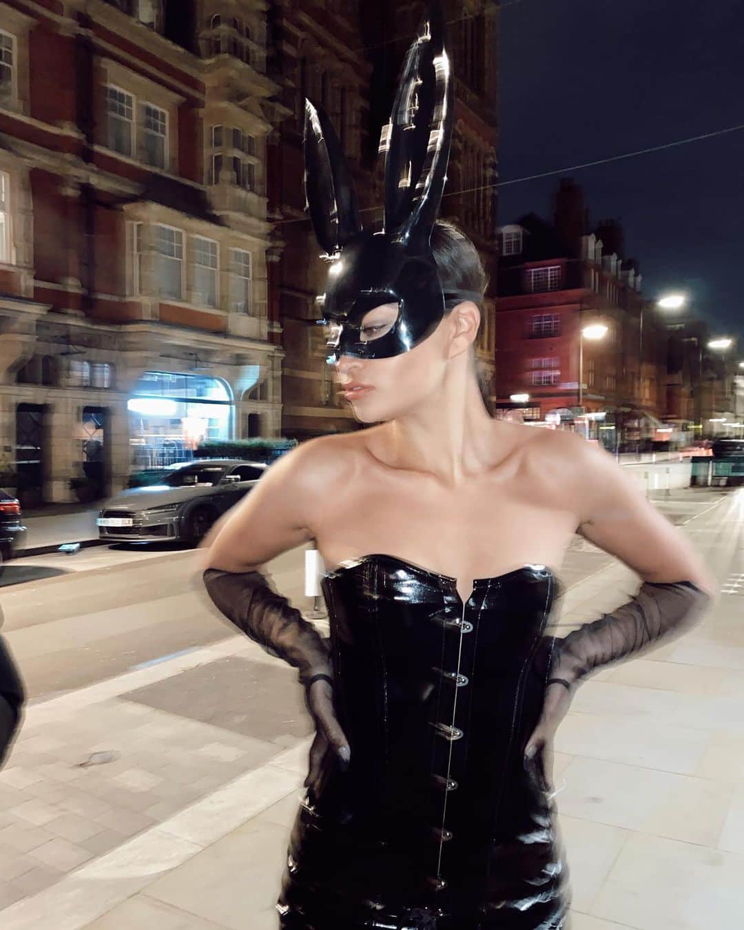 シャニーナ・シャイクのインスタグラム：「🖤🐰 full moon」