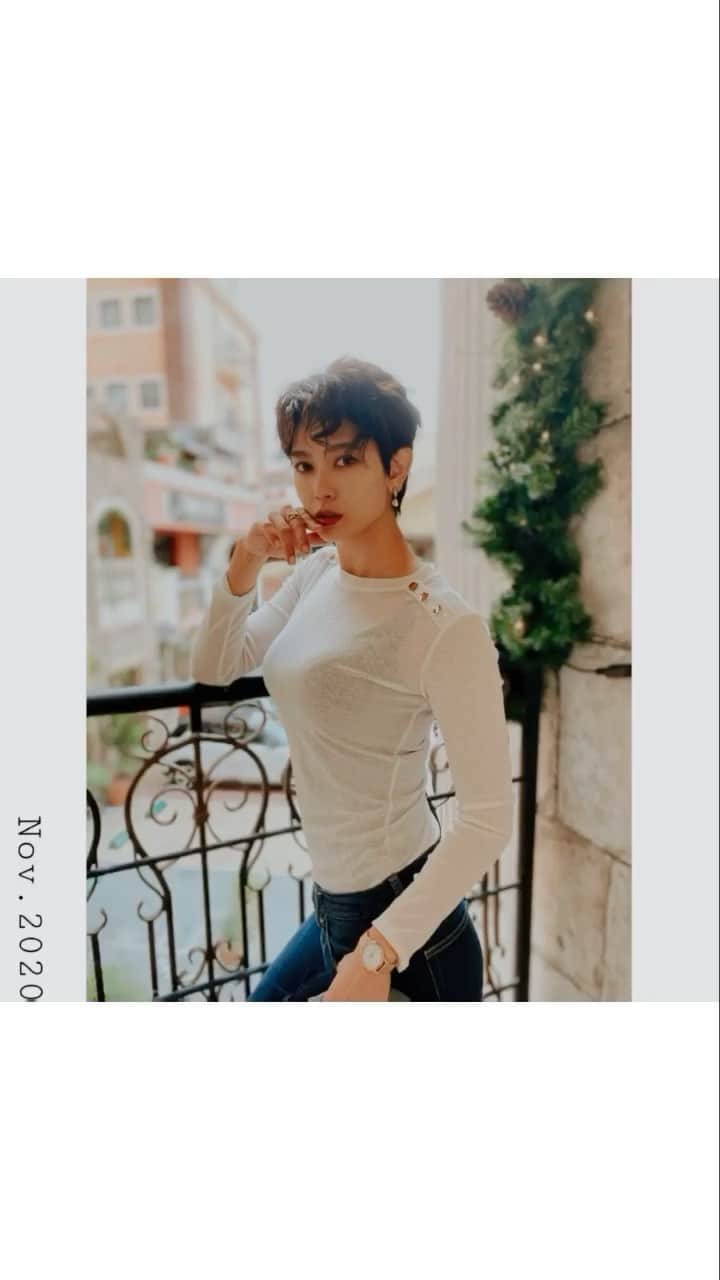 金城優華のインスタグラム：「「優華ちゃん、筋トレしてる割に会うとゴツくないんだね!!」 とよく驚かれます。  筋トレしても 女性は簡単にゴツくはなりません。 (筋肉大きくするのは本当に難しい…)  筋肉が増えると 逆に代謝が上がり 痩せやすい身体になるんです。 (なんだかんだ半年で−7キロ。筋量はキープするようにしてます。)  トレーニング始め頃は 無かった筋肉が増える為 一時的に体重的には増えます。 が… 筋力付くと 代謝が上がり 万年低体温(平熱35度台)の私は 平均体温1.5度上がりました。 これって小さな変化だけど 身体にとっては影響大!! (お年頃過ぎた身体にとって基礎体温は大問題)  食事バランスと 正しいフォーム 適度な重量。  筋肉大きくしたり 絞るメニューにしたり…  身体は如何様にも作れる。 バストもケアして ヒップは下がらぬように高重量。  柔らかさも欲しいので ストレッチも忘れずに。  年齢関係無く 努力した分結果が出る。 精神面も 鍛えられるしリフレッシュにもなる。  キツいトレーニングって思われるけど 実はいいとこ取りだったりする。  #沖縄 #筋トレ  #筋トレ女子   #宅トレ  #ママ #ボディーメイク   #パーソナルトレーナー #大人ファッション  #model #fashion  #workout  #women  #リップティント @opera_cosmetics」