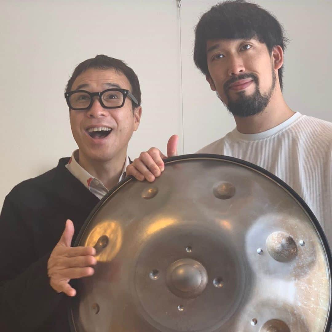 山崎拓巳のインスタグラム：「憧れだった ハンドパン 峯モトタカオさんと 出会った！  興奮です。  #やる気 #やる気スイッチ #やる気のスイッチ #やる気でない #やる気の出る言葉 #やる気が出る」