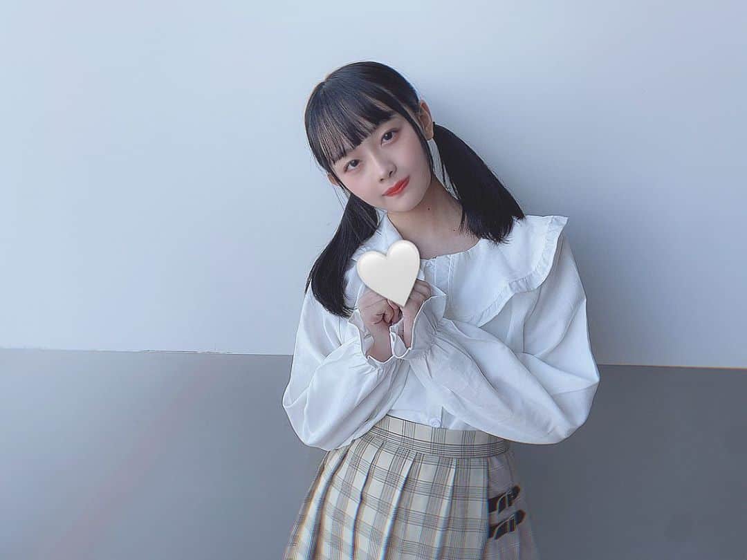 川嶋美晴のインスタグラム：「#現地でトーク会 1日目⸜❤︎⸝‍  写真を撮って貰ったのに全部襟がめくれました😢  大きい襟のブラウスとか白ブラウス大好きで、気づいたら買ってしまいます。  photo by ももたん  #握手会 #アイドル」
