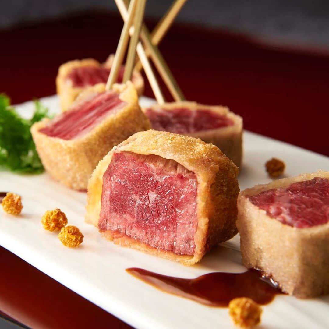 newotani_osakaさんのインスタグラム写真 - (newotani_osakaInstagram)「「Go To Eat OSAKAキャンペーン」応援企画『Go To MEAT OSAKA』第三弾🍖🤤 . ハッピーアワーに、ホテルの隠れ家的レストラン「味寛」にて、黒豚の串カツや大阪名物のかすうどんが付いた特別コースをご用意✨ . 大阪グルメをお得に堪能できる"プレミアム"なチャンスは今だけ！😚 . ワインと絶景ととともに、ハッピーアワーをお楽しみください🤤 . #ホテルニューオータニ大阪 #大阪城 #大阪城公園 #gotoeat #gotoeatキャンペーン #gotomeat #肉 #串カツ #串料理 #味寛 #大阪グルメ #グルメ #ハッピーアワー #プレミアム食事券 #hotelnewotaniosaka #osakacastle #osakacastlepark #gotoeatcampaign #meat #kushi #osakagourmet #gourmet #happyhour」11月2日 20時04分 - newotani_osaka