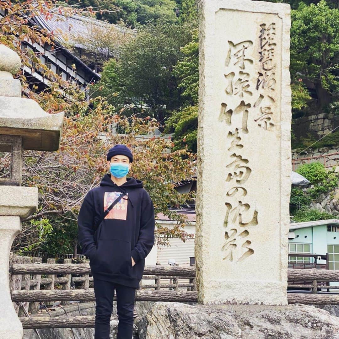 菅谷哲也のインスタグラム：「パワースポットとしても有名な滋賀県の竹生島神社に御詣り🙏  かわらけっていう土器に願い事を書いて鳥居に向かって投げるんだけど、鳥居の真ん中を通れば願い事が叶うとのこと☺️  #マスク逆じゃん？ #竹生島」