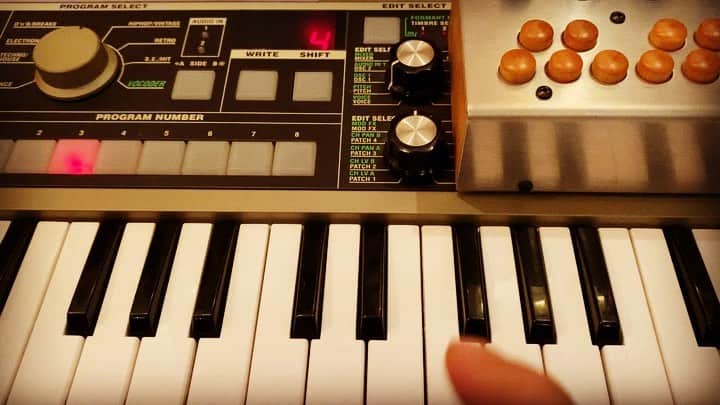浅田信一のインスタグラム：「チープなのに使えるやつ🎹  #microkorg  #pocketpiano」