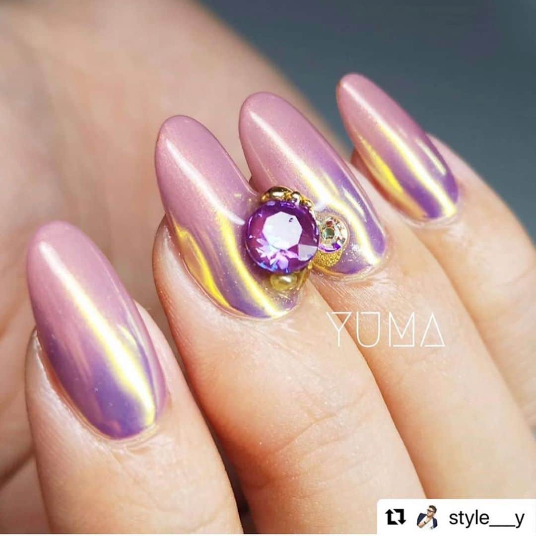 ネイルショップTATさんのインスタグラム写真 - (ネイルショップTATInstagram)「. repost... . [ORION collection]  手元に幻想的な偏光パールの世界を。  ORION collectionの特徴💡 1.サテンのような質感がトレンド感 2.優しく輝く偏光パールカラー 3.グラデーションにもオススメ  カラー種類 ・ピンクスターOO-01P ナチュラルなスキンピンクにパープルの偏光パール ・レブスOO-02P 明るく華やかなピンクにピンクの偏光パール ・スコーピオOO-03P 肌なじみがよく上品なピンクベージュにピンクの偏光パール ・アリエスOO-04P 優しいこげ茶カラーにパープルの偏光パール ・ペガススOO-05P ほんのりグリーンなグレーカラーにピンクの偏光パール ・カシオペアOO-06P くすみ感の強いグリーンにピンクの偏光パール ・スターリースカイOO-07P くすみ感の強いブルーにピンクの偏光パール ・アンドロメダOO-08P スモーキーなパープルにブルーの偏光パール ・フェニックスOO-09P 深みのあるローズピンクにパープルの偏光パール ・ヘルクレスOO-10P 赤みのあるブラウンにピンクの偏光パール  以上全10色になります♪  アート作品は今回もYUMA先生にご協力して頂きました😌 @style___y   幻想的な偏光パールの世界はまさにこれからのトレンドカラー♪ ワンカラーでもアート使いでもオススメ。 是非ネイリスト様、お客様に体験して頂きたいです😌  発売日、発売場所 2020.11.05 14:00TATオンラインショップ 11.06よりTAT各店舗にて 発売予定 ※一部店舗を除く 価格1,470円　＃9-80  オリジナルケースに入ったORION collectionSETも同時発売予定♪ どれが良いか迷ってる方はSETがオススメ♪  #toysbyinity #toys #トイズ #トイズバイアイニティ #ホワイトライトコレクション #pvcネイル #ジェルネイル #奥行きネイル #マグネットネイル #gelnails #kirakiranail #美甲 #ドリームパウダー #マグネットパウダー #クリスマスネイル　#クリスマスネイル2020 #クリスマス #nailshoptat #orioncollection #オリオンコレクション#initygel #inity #アイニティジェル #アイニティジェル」11月2日 20時06分 - nailshoptat