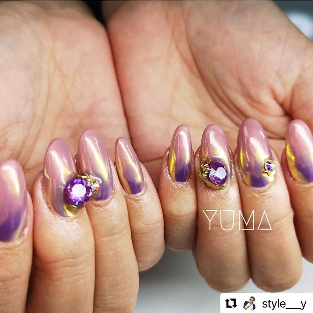ネイルショップTATさんのインスタグラム写真 - (ネイルショップTATInstagram)「. repost... . [ORION collection]  手元に幻想的な偏光パールの世界を。  ORION collectionの特徴💡 1.サテンのような質感がトレンド感 2.優しく輝く偏光パールカラー 3.グラデーションにもオススメ  カラー種類 ・ピンクスターOO-01P ナチュラルなスキンピンクにパープルの偏光パール ・レブスOO-02P 明るく華やかなピンクにピンクの偏光パール ・スコーピオOO-03P 肌なじみがよく上品なピンクベージュにピンクの偏光パール ・アリエスOO-04P 優しいこげ茶カラーにパープルの偏光パール ・ペガススOO-05P ほんのりグリーンなグレーカラーにピンクの偏光パール ・カシオペアOO-06P くすみ感の強いグリーンにピンクの偏光パール ・スターリースカイOO-07P くすみ感の強いブルーにピンクの偏光パール ・アンドロメダOO-08P スモーキーなパープルにブルーの偏光パール ・フェニックスOO-09P 深みのあるローズピンクにパープルの偏光パール ・ヘルクレスOO-10P 赤みのあるブラウンにピンクの偏光パール  以上全10色になります♪  アート作品は今回もYUMA先生にご協力して頂きました😌 @style___y   幻想的な偏光パールの世界はまさにこれからのトレンドカラー♪ ワンカラーでもアート使いでもオススメ。 是非ネイリスト様、お客様に体験して頂きたいです😌  発売日、発売場所 2020.11.05 14:00TATオンラインショップ 11.06よりTAT各店舗にて 発売予定 ※一部店舗を除く 価格1,470円　＃9-80  オリジナルケースに入ったORION collectionSETも同時発売予定♪ どれが良いか迷ってる方はSETがオススメ♪  #toysbyinity #toys #トイズ #トイズバイアイニティ #ホワイトライトコレクション #pvcネイル #ジェルネイル #奥行きネイル #マグネットネイル #gelnails #kirakiranail #美甲 #ドリームパウダー #マグネットパウダー #クリスマスネイル　#クリスマスネイル2020 #クリスマス #nailshoptat #orioncollection #オリオンコレクション#initygel #inity #アイニティジェル #アイニティジェル」11月2日 20時06分 - nailshoptat