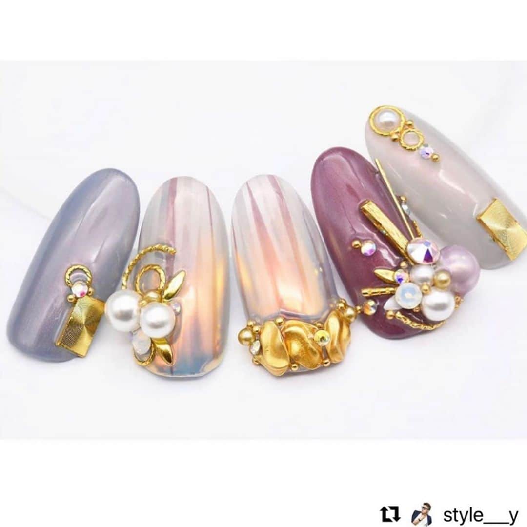 ネイルショップTATさんのインスタグラム写真 - (ネイルショップTATInstagram)「. repost... . [ORION collection]  手元に幻想的な偏光パールの世界を。  ORION collectionの特徴💡 1.サテンのような質感がトレンド感 2.優しく輝く偏光パールカラー 3.グラデーションにもオススメ  カラー種類 ・ピンクスターOO-01P ナチュラルなスキンピンクにパープルの偏光パール ・レブスOO-02P 明るく華やかなピンクにピンクの偏光パール ・スコーピオOO-03P 肌なじみがよく上品なピンクベージュにピンクの偏光パール ・アリエスOO-04P 優しいこげ茶カラーにパープルの偏光パール ・ペガススOO-05P ほんのりグリーンなグレーカラーにピンクの偏光パール ・カシオペアOO-06P くすみ感の強いグリーンにピンクの偏光パール ・スターリースカイOO-07P くすみ感の強いブルーにピンクの偏光パール ・アンドロメダOO-08P スモーキーなパープルにブルーの偏光パール ・フェニックスOO-09P 深みのあるローズピンクにパープルの偏光パール ・ヘルクレスOO-10P 赤みのあるブラウンにピンクの偏光パール  以上全10色になります♪  アート作品は今回もYUMA先生にご協力して頂きました😌 @style___y   幻想的な偏光パールの世界はまさにこれからのトレンドカラー♪ ワンカラーでもアート使いでもオススメ。 是非ネイリスト様、お客様に体験して頂きたいです😌  発売日、発売場所 2020.11.05 14:00TATオンラインショップ 11.06よりTAT各店舗にて 発売予定 ※一部店舗を除く 価格1,470円　＃9-80  オリジナルケースに入ったORION collectionSETも同時発売予定♪ どれが良いか迷ってる方はSETがオススメ♪  #toysbyinity #toys #トイズ #トイズバイアイニティ #ホワイトライトコレクション #pvcネイル #ジェルネイル #奥行きネイル #マグネットネイル #gelnails #kirakiranail #美甲 #ドリームパウダー #マグネットパウダー #クリスマスネイル　#クリスマスネイル2020 #クリスマス #nailshoptat #orioncollection #オリオンコレクション#initygel #inity #アイニティジェル #アイニティジェル」11月2日 20時06分 - nailshoptat
