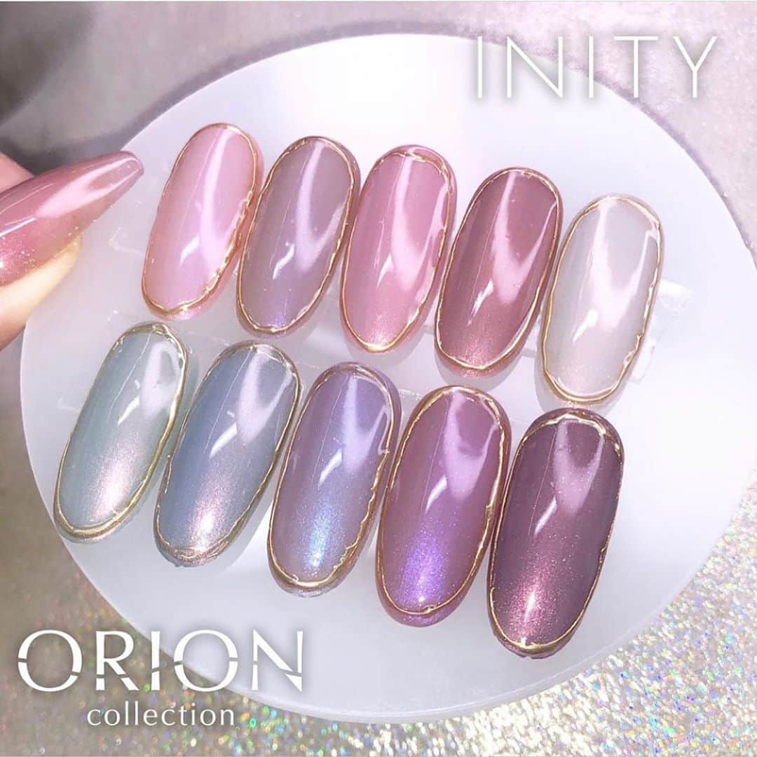 ネイルショップTATさんのインスタグラム写真 - (ネイルショップTATInstagram)「. repost... . [ORION collection]  手元に幻想的な偏光パールの世界を。  ORION collectionの特徴💡 1.サテンのような質感がトレンド感 2.優しく輝く偏光パールカラー 3.グラデーションにもオススメ  カラー種類 ・ピンクスターOO-01P ナチュラルなスキンピンクにパープルの偏光パール ・レブスOO-02P 明るく華やかなピンクにピンクの偏光パール ・スコーピオOO-03P 肌なじみがよく上品なピンクベージュにピンクの偏光パール ・アリエスOO-04P 優しいこげ茶カラーにパープルの偏光パール ・ペガススOO-05P ほんのりグリーンなグレーカラーにピンクの偏光パール ・カシオペアOO-06P くすみ感の強いグリーンにピンクの偏光パール ・スターリースカイOO-07P くすみ感の強いブルーにピンクの偏光パール ・アンドロメダOO-08P スモーキーなパープルにブルーの偏光パール ・フェニックスOO-09P 深みのあるローズピンクにパープルの偏光パール ・ヘルクレスOO-10P 赤みのあるブラウンにピンクの偏光パール  以上全10色になります♪  アート作品は今回もYUMA先生にご協力して頂きました😌 @style___y   幻想的な偏光パールの世界はまさにこれからのトレンドカラー♪ ワンカラーでもアート使いでもオススメ。 是非ネイリスト様、お客様に体験して頂きたいです😌  発売日、発売場所 2020.11.05 14:00TATオンラインショップ 11.06よりTAT各店舗にて 発売予定 ※一部店舗を除く 価格1,470円　＃9-80  オリジナルケースに入ったORION collectionSETも同時発売予定♪ どれが良いか迷ってる方はSETがオススメ♪  #toysbyinity #toys #トイズ #トイズバイアイニティ #ホワイトライトコレクション #pvcネイル #ジェルネイル #奥行きネイル #マグネットネイル #gelnails #kirakiranail #美甲 #ドリームパウダー #マグネットパウダー #クリスマスネイル　#クリスマスネイル2020 #クリスマス #nailshoptat #orioncollection #オリオンコレクション#initygel #inity #アイニティジェル #アイニティジェル」11月2日 20時06分 - nailshoptat