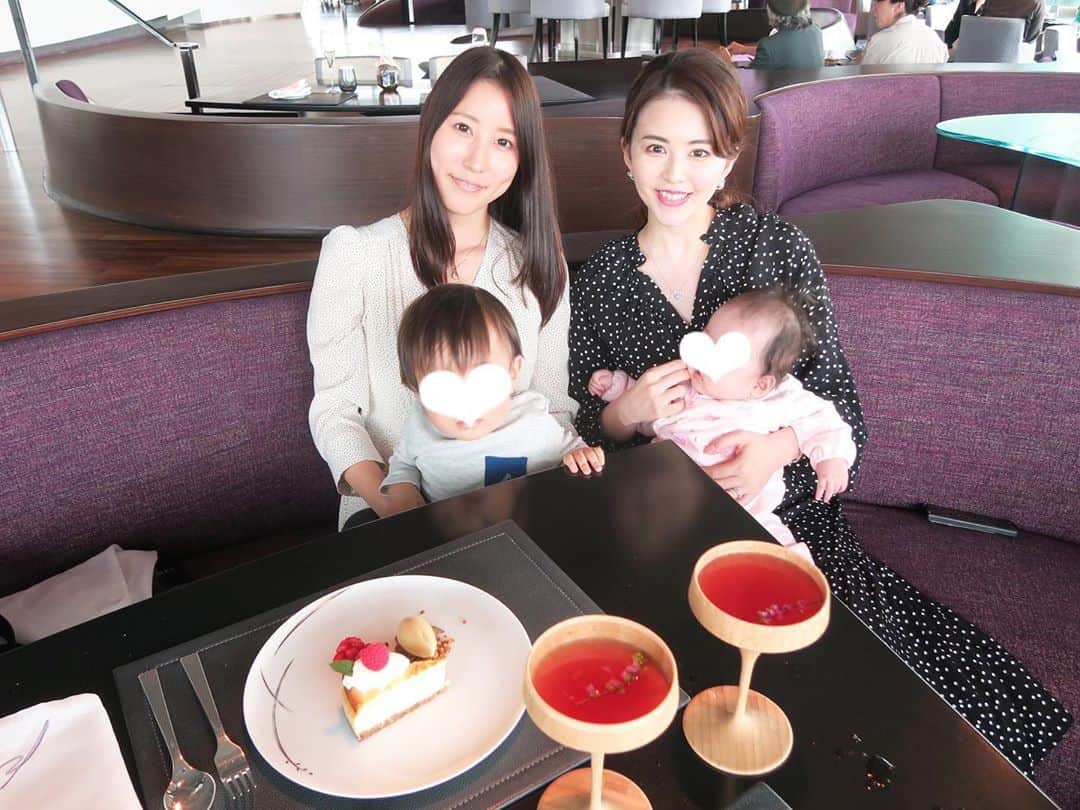 のインスタグラム：「* 久しぶりニペニンシュラのPeterへ✨  お店のイチオシ、Peterバーガーを頂きました🍔💕 とってもジューシーな粗めの和牛パティにサクサクめなバンズが最高だったな☺️  デザートのチーズケーキも甘くてとっても美味しかった🍰  子供用のプレートも可愛かったです🧸❤️  りさちゃんboyくんが 可愛すぎて悶絶したよ🥺💕  @marunouchi_com @tokyo_joshibu #Peter #ペニンシュラ東京 #フレンチ  #丸の内街ぶら部　#丸の内　#東京女子部　#PR」