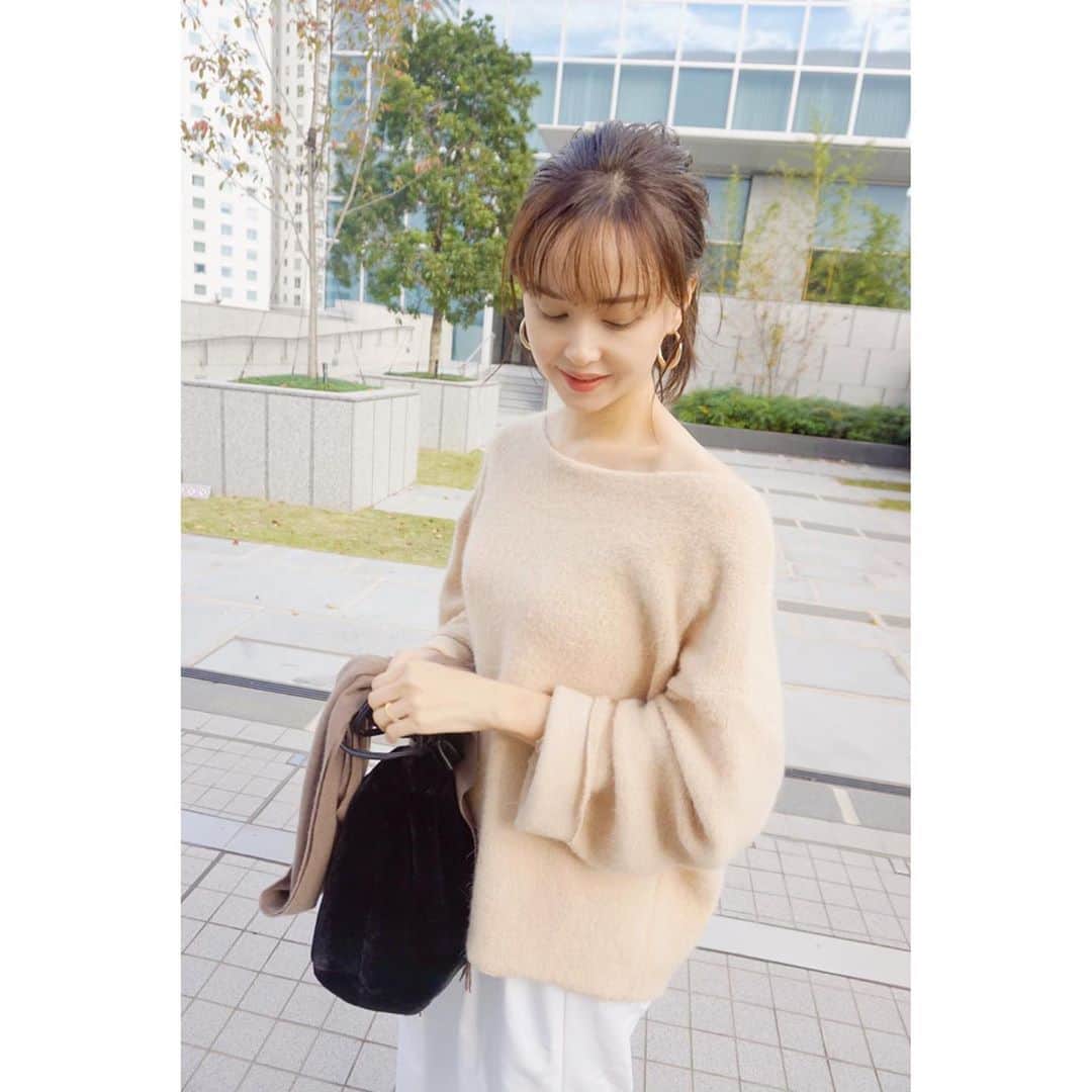乙黒えりのインスタグラム：「お散歩  お昼は暖かいね〜  週末はgo toしましたよー 横浜に泊まりました✨  みなとみらい大好き。 はまっこです。  遊園地とか公園とか行くから動きやすいゆるっとな服 汚れてもOKなプチプラホワイトグッズ #tops @blanc_official.jp  #pants @gu_global  #bag @h.v.f.n  #shoes @kobe_lettuce  #ママコーデ#ママファッション#カジュアルコーデ」