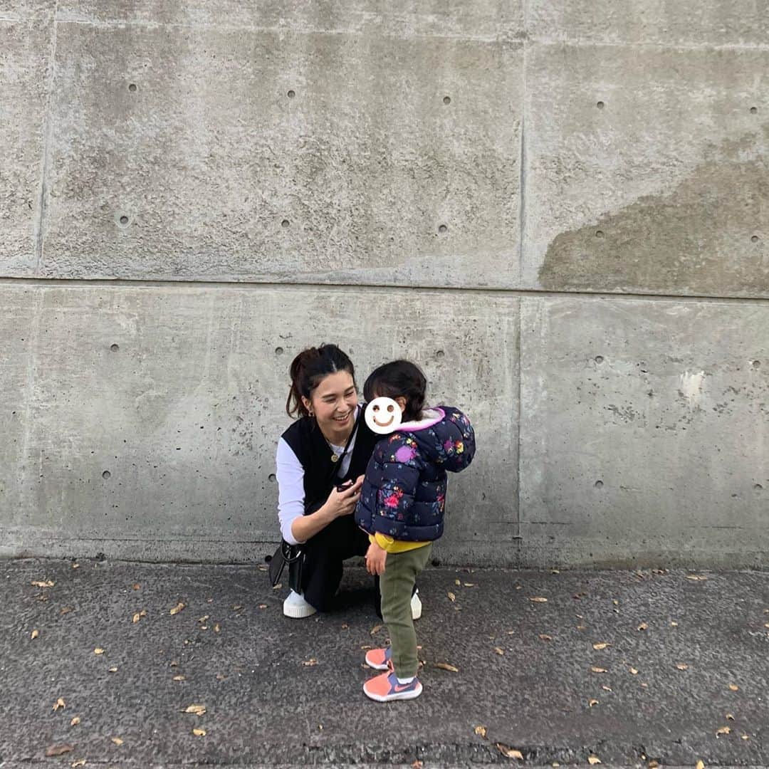 斎藤寛子さんのインスタグラム写真 - (斎藤寛子Instagram)「落ち葉をパサパサするこの中腰が、たまらない😂💓. . カタコトの日本語が可愛くて毎日笑わせてもらってます。. . 最近カタコトで歌ってくれるお歌は、「どんぐりころころ、よころんで、しばからいっしょにあそんだらー♪」って😂❤️ . 可愛くて笑いたいけど笑ったら、恥ずかしがって歌わなくなるから、グッと堪えてます😂💓. . . #よころんで　#しばから　#😂❤️ #2歳8ヶ月」11月2日 20時07分 - hiroko4life