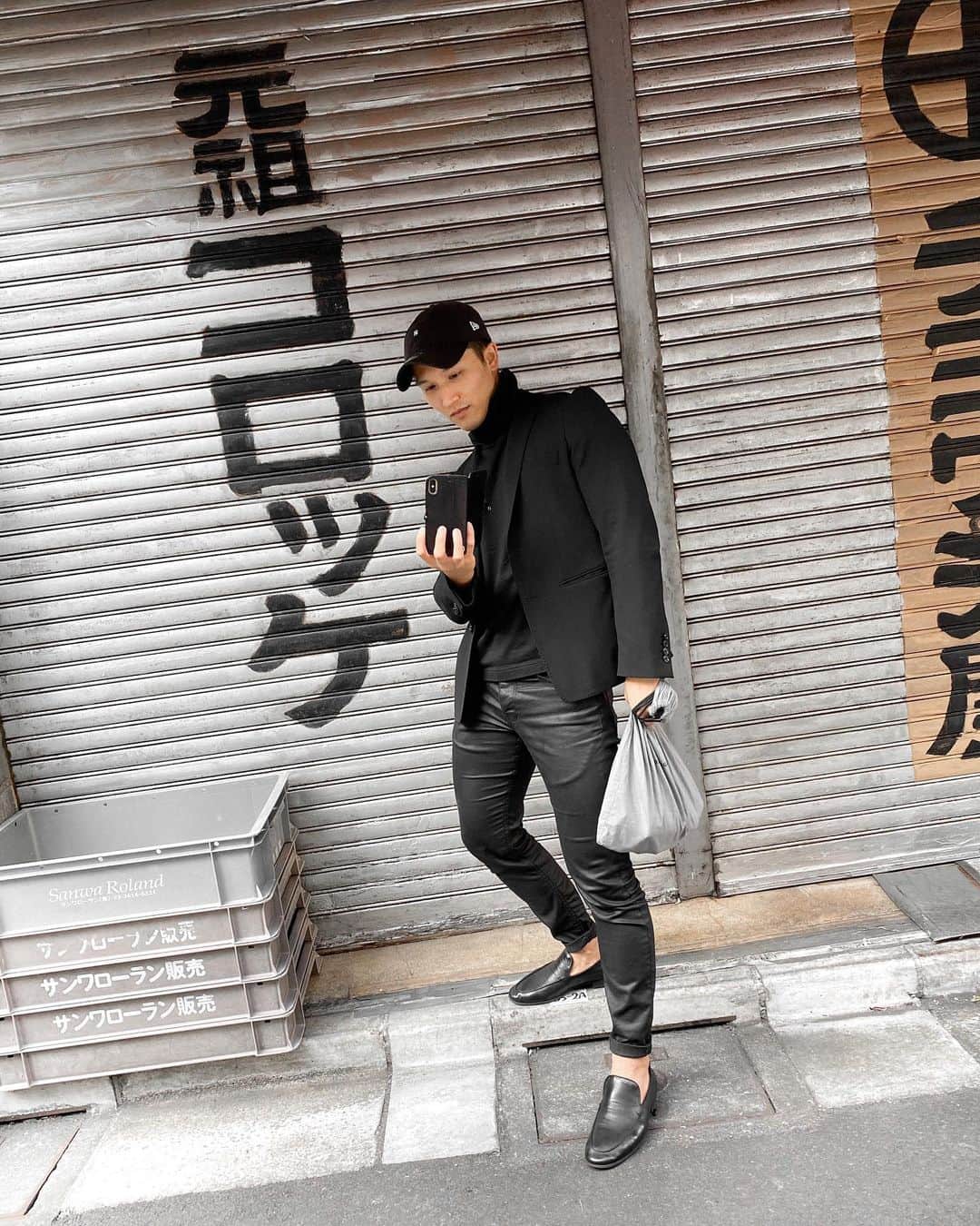 島村麗乃のインスタグラム：「﻿ ﻿ ﻿ ﻿ 自分は4年間連続で﻿ 筋肉の大会に出ていましたが﻿ 今年は筋肉の大会には出ませんでした☺︎﻿ ﻿ ﻿ ﻿ コロナがきっかけになったこともありますが﻿ 筋肉だけでは﻿ スペシャルな人間にはなれないと﻿ 目線を変えたからですね☺︎﻿ ﻿ ﻿ ﻿ これは逃げではなく﻿ 方向転換という選択です☺︎﻿ ﻿ ﻿ ﻿ サッカーを辞めるときは﻿ 相当なパワーがいりましたが﻿ ﻿ ﻿ ﻿ あの時は視野が狭かった分﻿ 選択肢は全くなかったなぁと思います☹﻿ ﻿ ﻿ ﻿ 続けることで凄い結果が﻿ 生まれたかもしれませんが﻿ ﻿ ﻿ ﻿ 方向転換をすることで﻿ 大成する人もいます﻿ ﻿ 方向転換をし続けて﻿ 定まらない人もいます﻿ ﻿ ﻿ ﻿ そんなことは﻿ やってみなきゃ分からないことです☺︎﻿ ﻿ ﻿ ﻿ 答えは誰が知ってるんですか？﻿ 誰も知ってるはずがないですよ☺︎﻿ ﻿ 知ったようなことを言ってくる人がいる？﻿ じゃあそいつがやってみろってんだ！﻿ ﻿ ﻿ ﻿ 人生に正解はないものです☺︎﻿ ﻿ ﻿ ﻿ まずは精一杯やってみることです☺︎﻿ ﻿ ﻿ ﻿ だからこそ﻿ 今の自分は過去の自分より﻿ 絶対に良い自分になれてるし﻿ 昔の自分があったからこそ﻿ 今の自分になれてると思います☺︎﻿ ﻿ ﻿ ﻿ そして﻿ やることは変えながらも﻿ 芯を変えなかった自分を﻿ 評価してくれている方々！﻿ 感謝しています！﻿ ﻿ ﻿ ﻿ ¡Gracias!﻿ ﻿ ﻿ ﻿ ﻿ ﻿ ﻿ #筋トレ﻿ #パーソナルトレーナー﻿ #fitness﻿ #筋肉﻿ #フリーランス﻿ ﻿ ﻿ ﻿ ﻿ ﻿」