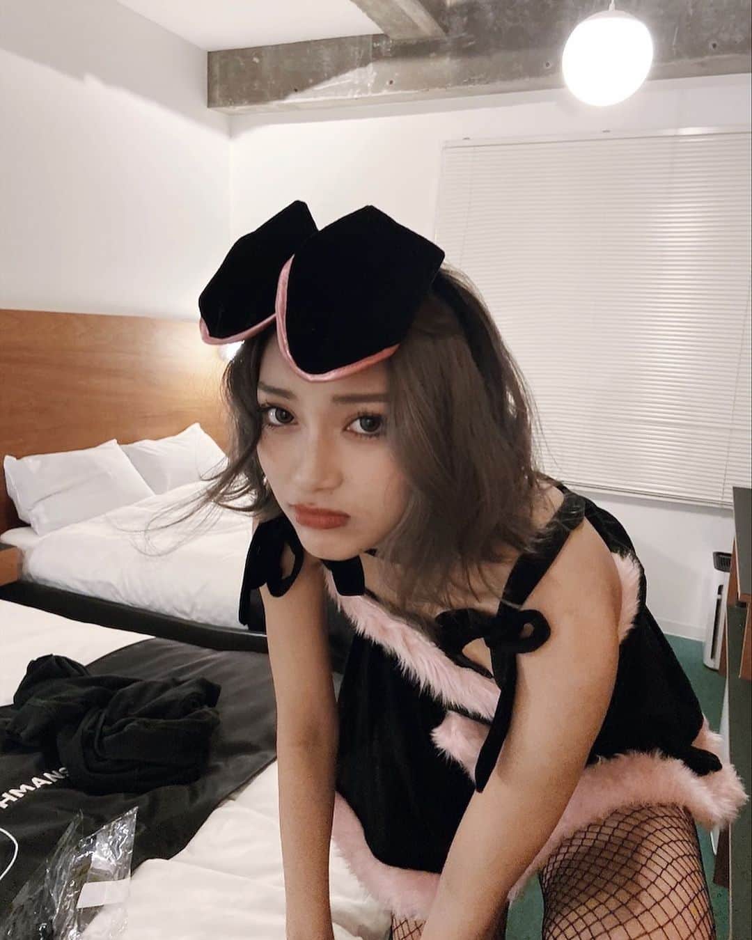 えまぽち(穂波エマ)のインスタグラム：「実はバニーガールやる予定だった🐰  でもなんかおもったんとちゃうくて急遽ナースにしたってわけです🥺  #拗ねてます #萎えぴ #耳まで萎えた #ハロウィンコスプレ #ハロウィン#バニーガール#バニー #bunny」
