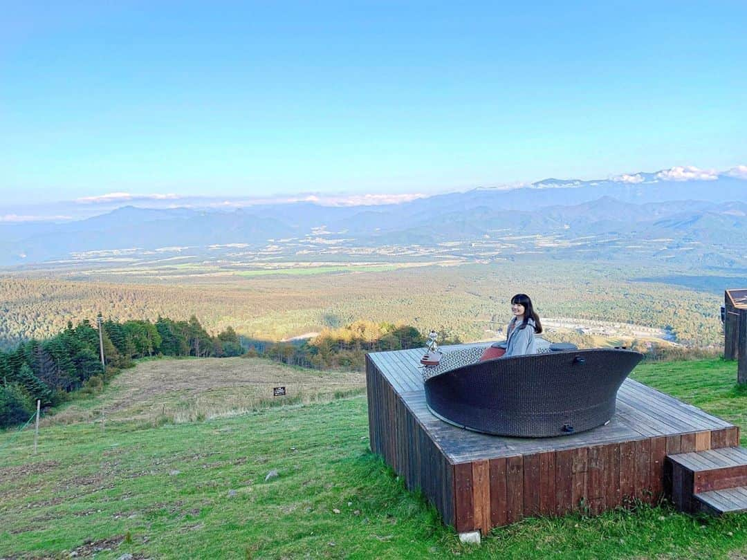 浅井麻里さんのインスタグラム写真 - (浅井麻里Instagram)「🗻☁️﻿ ﻿ 絶景！！✨✨﻿ ﻿ 八ヶ岳旅行の時に行った清里テラス🏔﻿ ﻿ パノラマリフトで山頂まで空の旅♬🚡﻿ 標高1900mの高さで、﻿ こんな絶景を眺められるソファでまったり❤️﻿ ﻿ ごろんって横になることもできるし、﻿ すぐ横にカフェがあるから﻿ 飲み物やパフェを楽しみながら﻿ 過ごすこともできるよー💕😊﻿ ﻿ 全部のソファ席に砂時計が設置されてて、﻿ 30分目安に席交代する優しいシステム⏳﻿ わたしが行ったタイミングはちょうど﻿ 他の人がほとんどいない時だったから、﻿ いろんな席からの眺めを体感できました♬﻿ ﻿ 大自然のパワーでリフレッシュ✨✨﻿ ﻿ 最後に動画あるよ🎥﻿ ﻿ ﻿ #清里テラス#清里テラスカフェ#サンメドウズ清里#清里高原#パノラマリフト#絶景カフェ#富士山#山梨観光﻿ #KiyosatoTerrace#sunmeadows」11月2日 20時12分 - mari_asai_625