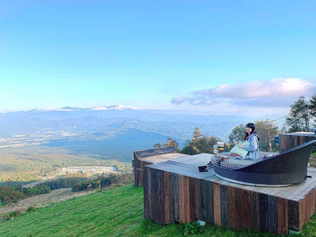 浅井麻里さんのインスタグラム写真 - (浅井麻里Instagram)「🗻☁️﻿ ﻿ 絶景！！✨✨﻿ ﻿ 八ヶ岳旅行の時に行った清里テラス🏔﻿ ﻿ パノラマリフトで山頂まで空の旅♬🚡﻿ 標高1900mの高さで、﻿ こんな絶景を眺められるソファでまったり❤️﻿ ﻿ ごろんって横になることもできるし、﻿ すぐ横にカフェがあるから﻿ 飲み物やパフェを楽しみながら﻿ 過ごすこともできるよー💕😊﻿ ﻿ 全部のソファ席に砂時計が設置されてて、﻿ 30分目安に席交代する優しいシステム⏳﻿ わたしが行ったタイミングはちょうど﻿ 他の人がほとんどいない時だったから、﻿ いろんな席からの眺めを体感できました♬﻿ ﻿ 大自然のパワーでリフレッシュ✨✨﻿ ﻿ 最後に動画あるよ🎥﻿ ﻿ ﻿ #清里テラス#清里テラスカフェ#サンメドウズ清里#清里高原#パノラマリフト#絶景カフェ#富士山#山梨観光﻿ #KiyosatoTerrace#sunmeadows」11月2日 20時12分 - mari_asai_625