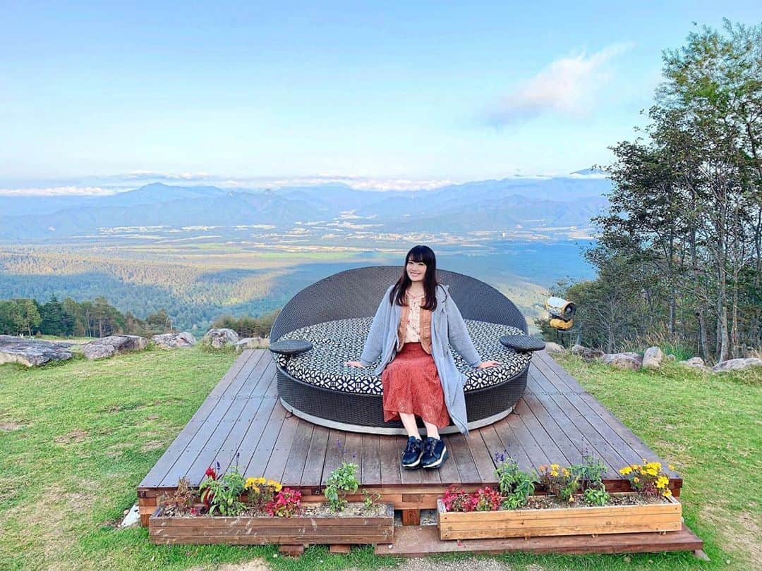 浅井麻里さんのインスタグラム写真 - (浅井麻里Instagram)「🗻☁️﻿ ﻿ 絶景！！✨✨﻿ ﻿ 八ヶ岳旅行の時に行った清里テラス🏔﻿ ﻿ パノラマリフトで山頂まで空の旅♬🚡﻿ 標高1900mの高さで、﻿ こんな絶景を眺められるソファでまったり❤️﻿ ﻿ ごろんって横になることもできるし、﻿ すぐ横にカフェがあるから﻿ 飲み物やパフェを楽しみながら﻿ 過ごすこともできるよー💕😊﻿ ﻿ 全部のソファ席に砂時計が設置されてて、﻿ 30分目安に席交代する優しいシステム⏳﻿ わたしが行ったタイミングはちょうど﻿ 他の人がほとんどいない時だったから、﻿ いろんな席からの眺めを体感できました♬﻿ ﻿ 大自然のパワーでリフレッシュ✨✨﻿ ﻿ 最後に動画あるよ🎥﻿ ﻿ ﻿ #清里テラス#清里テラスカフェ#サンメドウズ清里#清里高原#パノラマリフト#絶景カフェ#富士山#山梨観光﻿ #KiyosatoTerrace#sunmeadows」11月2日 20時12分 - mari_asai_625