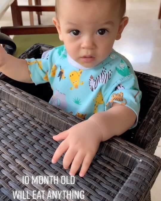 Kimberly Ryderのインスタグラム：「My little foodie baby. 😋 • Yang nanya anaknya diapain kok mau aja makan semuanya... kayaknya dimulai dari ibunya yang pas hamil makan apapun. Nga bisa picky! Terus anaknya dibiasakan makanin apa yang kita masakin. Kalau nga dimakan, biarin aja laper sampai the next meal. Jangan dikasih yang dia mau (snacks, yg manis2). Nanti juga belajar. #EmakAntiRiweuh • OxoTot traveling fork from @bloomandgrow.id.💚」