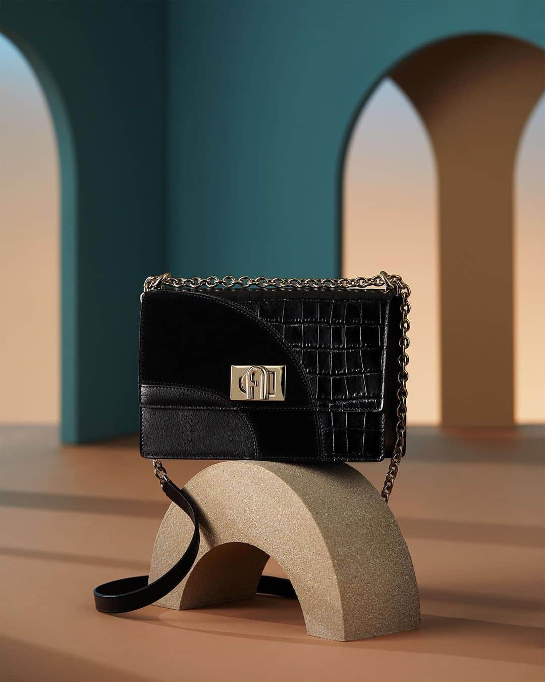 フルラのインスタグラム：「Get inspired by the Furla 1927 Mini Crossbody's sleek yet glossy approach. Link in bio.  #thefurlasociety #furlafeeling #newcollection #furla #accessories #fashion」