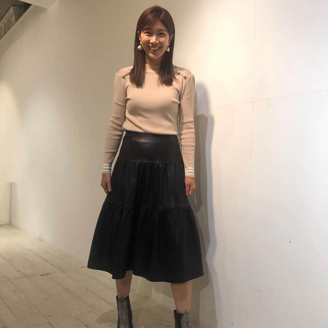 BORDERS at BALCONYのインスタグラム：「潮田玲子さま@reikoshiota がご着用してくださったのはBORDERSといえばの定番パールニットと、ラグジュアリーなレザースカートのコーディネート✨⁠ ⁠ ハードになりがちなレザーアイテムはヌーディなカラーで肌感を調節して女性らしさを引き立たせるのが◎ですね！⁠ とってもヘルシーでリッチな着こなし、ありがとうございます！！！⁠ ⁠ ⁠ ⁠ ⁠ Media Source: https://www.instagram.com/p/CG1l9p0pvJ5/⁠ ⁠ Post Type: Carousel (Image 1 of 3)⁠ ⁠ バドミントン学園の衣装は⁠ ⁠ トップス、スカート共に⁠ bordersatbalcony_official⁠ ⁠ イヤリング⁠ dressunreve⁠ ⁠ レザースカートが可愛いかったです😍⁠ ちなみにこのレザーのパンツを私服でも購入しました🥰☝️❤️⁠ ⁠ そして今夜21時〜世界仰天ニュース生放送に出演予定です！⁠ お時間ある方は是非ご覧ください😍🙏⁠ ⁠ #お台場バドミントン学園⁠ #衣装紹介⁠ #bordersatbalcony ⁠ ##donatellapellini ( #📷 @reikoshiota )⁠ ⁠ ⁠ ⁠ #bordersatbalcony #ボーダーズアットバルコニー #ボーダーズ #BORDERS #柴田陽子 #yokoshibata」