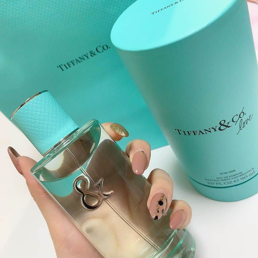 SUZUさんのインスタグラム写真 - (SUZUInstagram)「❤︎﻿ ﻿ このTiffanyの香水﻿ 即買いやった♡♡﻿ マジいい匂いすぎて﻿ 👦🏼のことずっと嗅いでる💗笑 ﻿ #Tiffany#香水#宝物 #present#🎁#👦🏼#💗 #ブランド#デパコス#オシャレさん #thankyou#💠#✨」11月2日 20時20分 - suzuchibi