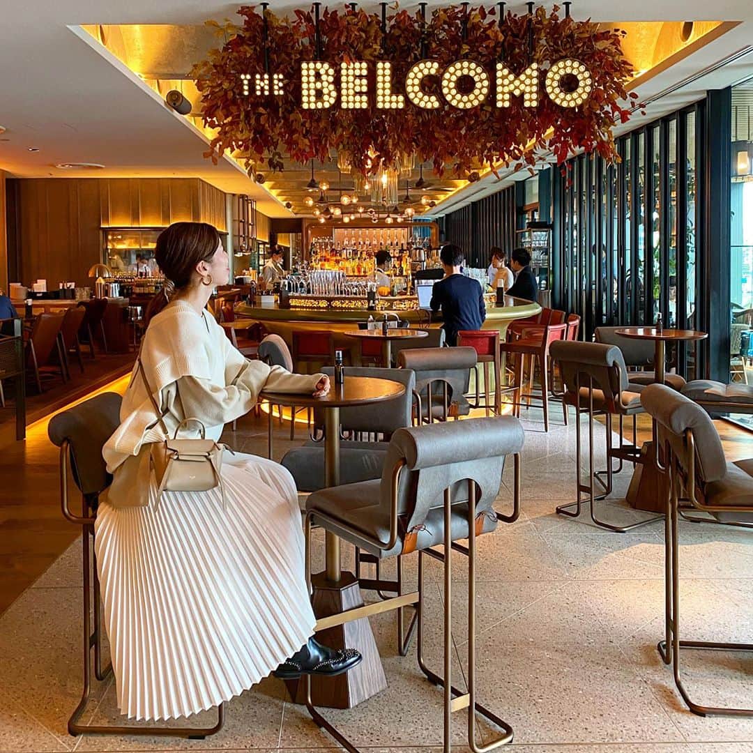 ayakoさんのインスタグラム写真 - (ayakoInstagram)「映え写真を撮ってもらったよ💝嬉 ・ #belcomo#lunch#女子会 #aya__m_code #大人カジュアル#オトナカジュアル#ママコーデ#男の子ママ#シンプル#シンプルコーデ #プリーツスカート#ニットベスト#churchs#simple#locari#fashiongram」11月2日 20時23分 - aya.masayan