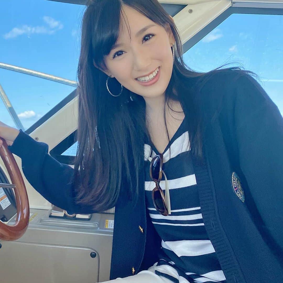 谷中麻里衣のインスタグラム：「Cruising 🛥  礼子さんと海へ🐬 楽しかったなー💕  寒すぎたのかはしゃぎすぎたのか、行きは人生初の船酔いに😵 自分で運転した方が酔わないとのことで、プロの指導のもと帰りは初島から葉山まで運転させていただきました✨ ドックにあった操縦免許のパンフレットに、ミス日本の後輩発見🥰」