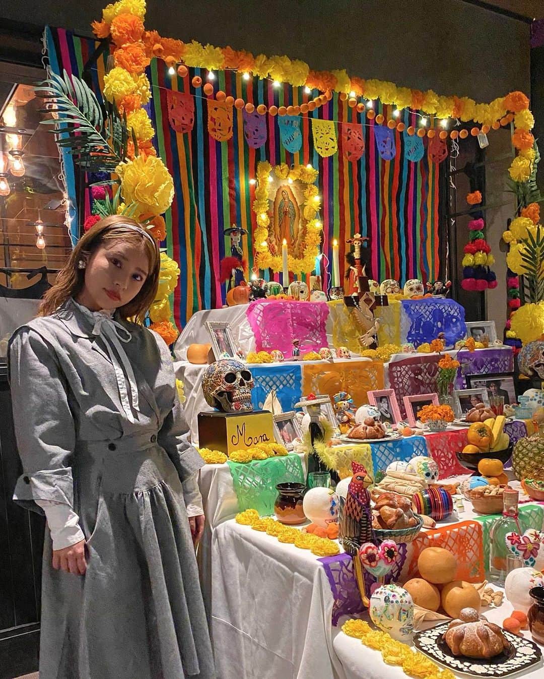 山尾梨奈さんのインスタグラム写真 - (山尾梨奈Instagram)「〻 メキシコには「死者の日」という祝日があって 日本で言うお盆のようなものなんですが 死者の日は楽しみながらお祝いをするそうです🇲🇽. . その文化を知ってからメキシコに興味を持ち始めて メキシコ雑貨とか写真とか沢山見て いつか行ってみたいなぁと思ってたんですが 昨日 @acehotelkyoto にある @piopikotacos で 「死者の日」を少し体験してきました💀🌼 こんな風にお花と色でいっぱいにして 歌ったり賑やかに過ごすそうです. . タコスとチュロスも食べて全身でメキシコを感じました！ 私は辛いものが苦手なのでタコスのソースは 全部別添えにしてくれたんです🥺🥑 それでも美味しかった！食べれるようになりたい！ そしてメキシコ行ってみたい！！！. . . #mexico #メキシコ #メキシコ料理 #メキシコ雑貨 #死者の日 #diademuertos #リメンバーミー #タコス #チュロス #piopikotacos #piopiko #acehotelkyoto #acehotel #エースホテル京都」11月2日 20時24分 - yamarina_1210
