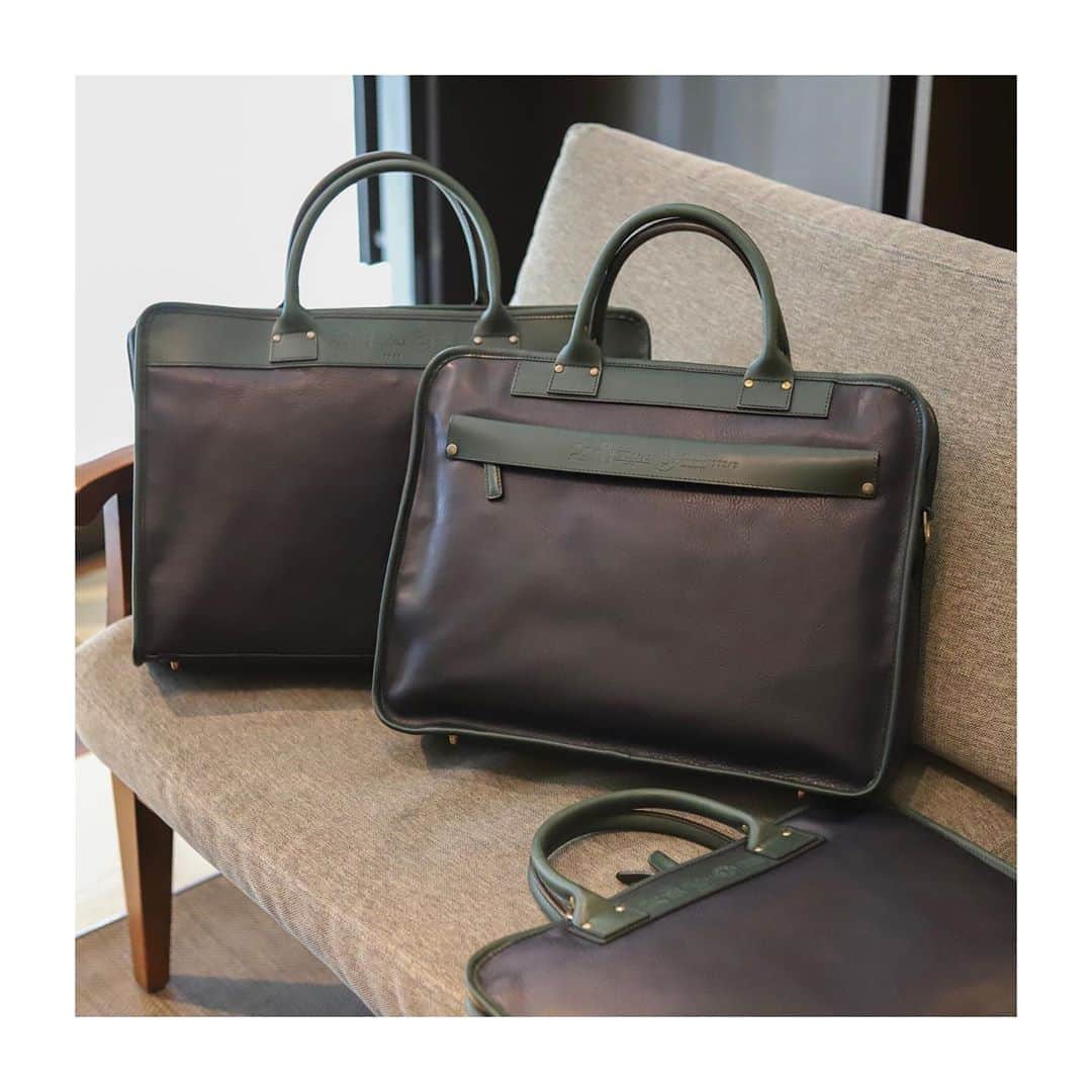 Felisi Japan 〔フェリージ〕さんのインスタグラム写真 - (Felisi Japan 〔フェリージ〕Instagram)「【Leather Business Bag】 . 今季のシーズナルカラーであるグリーンが 目を引く新色レザーブリーフが入荷しました。 洗礼された落ち着きのあるネイビーを基調に、 明るすぎず、落ち着きすぎず絶妙な塩梅が コーディネートに上手く溶け込み、 スタイリッシュな雰囲気に仕上がります。 . . 左から Model No.1781/NK+A Price：¥115,500   Model No.1772/3/NK+A Price：¥110,000   Model No.1780/1/NK+A Price：¥86,900 . . . #felisi #felisiselection #leatherbag #businessbag #briefcase #limitedcolor #navy #green #combination #madeinitaly #フェリージ #フェリージセレクション #レザーバッグ #レザーブリーフ #ビジネスバッグ #レザービジネスバッグ #限定カラー #イタリア製 #バッグ #かばん #仕事鞄 #鞄」11月2日 20時34分 - felisi_japan