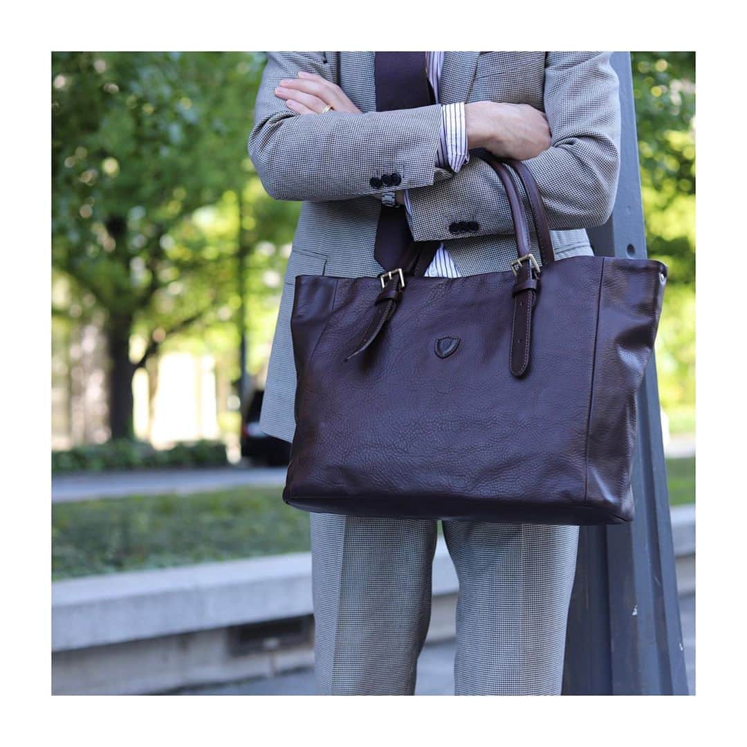 Felisi Japan 〔フェリージ〕さんのインスタグラム写真 - (Felisi Japan 〔フェリージ〕Instagram)「【Leather Business Bag】 . 同じスーツスタイルでも合わせる バッグにより印象はガラリと変わります。 ブリーフを使った王道なカッチリビジネススタイルも、 レザートートを使ったこなれたビジネススタイルも、 ぜひフェリージで見つけてみてください。 . Model No.1781/NK+A Price：¥115,500 . Model No.20/75/NK+DS Price：¥97,900 . . . #felisi #felisiselection #leatherbag #businessbag #briefcase #limitedcolor #navy #green #combination #madeinitaly #フェリージ #フェリージセレクション #レザーバッグ #レザーブリーフ #ビジネスバッグ #レザービジネスバッグ #限定カラー #イタリア製 #バッグ #かばん #仕事鞄 #鞄」11月2日 20時35分 - felisi_japan