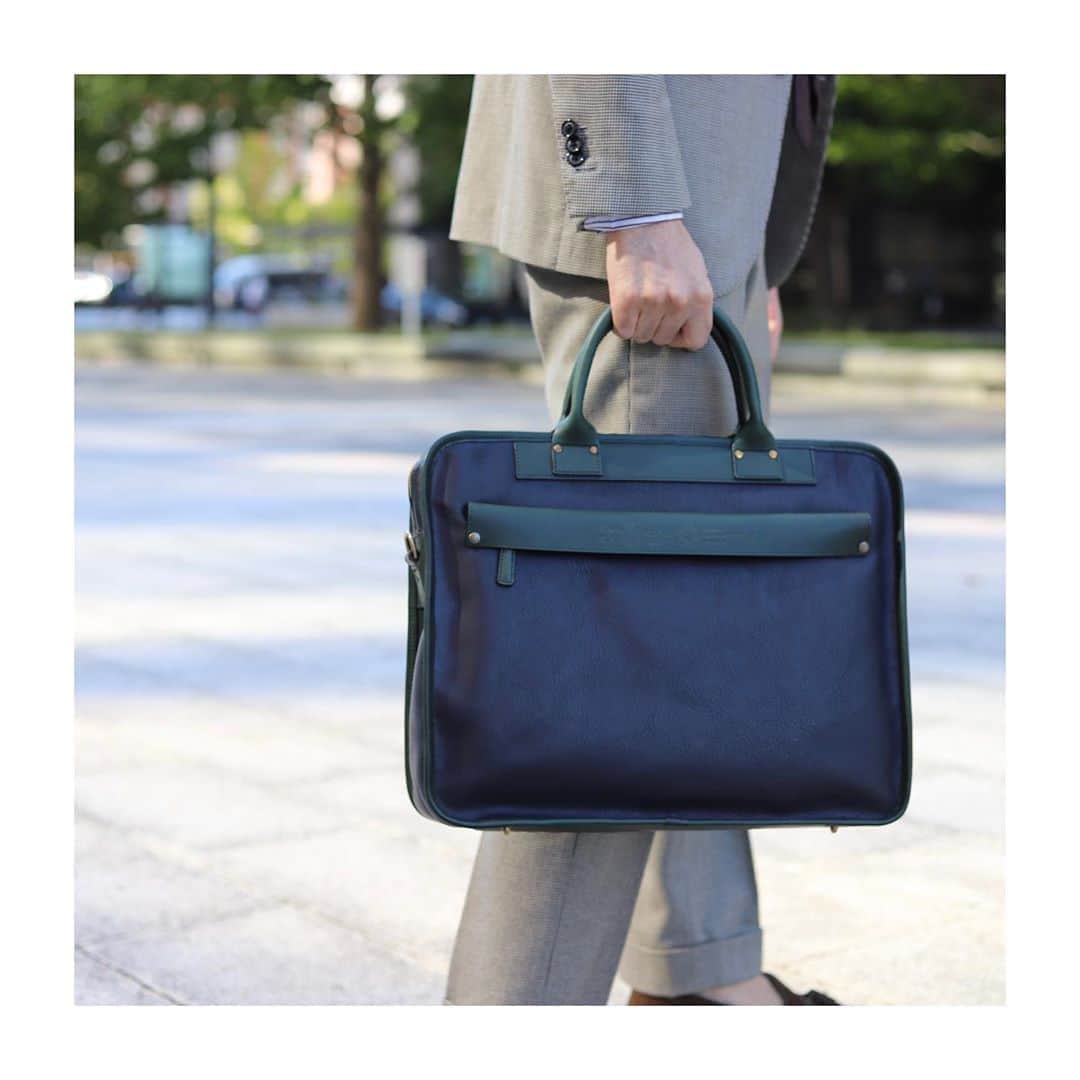 Felisi Japan 〔フェリージ〕さんのインスタグラム写真 - (Felisi Japan 〔フェリージ〕Instagram)「【Leather Business Bag】 . 同じスーツスタイルでも合わせる バッグにより印象はガラリと変わります。 ブリーフを使った王道なカッチリビジネススタイルも、 レザートートを使ったこなれたビジネススタイルも、 ぜひフェリージで見つけてみてください。 . Model No.1781/NK+A Price：¥115,500 . Model No.20/75/NK+DS Price：¥97,900 . . . #felisi #felisiselection #leatherbag #businessbag #briefcase #limitedcolor #navy #green #combination #madeinitaly #フェリージ #フェリージセレクション #レザーバッグ #レザーブリーフ #ビジネスバッグ #レザービジネスバッグ #限定カラー #イタリア製 #バッグ #かばん #仕事鞄 #鞄」11月2日 20時35分 - felisi_japan