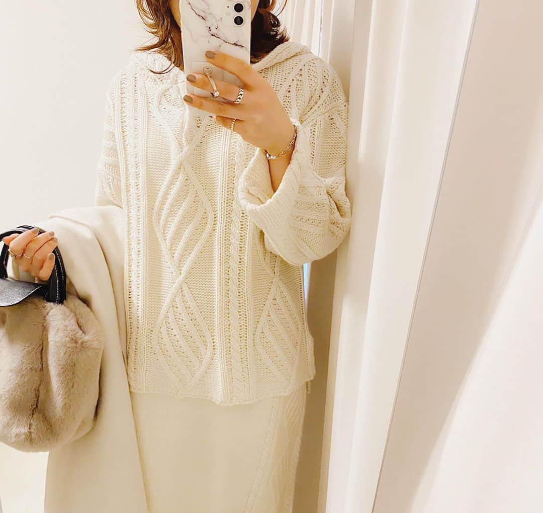 aiaiさんのインスタグラム写真 - (aiaiInstagram)「バルキーケーブルのニットアップ。  こちらのバルキーシリーズは 労働者と環境に配慮していることを 証明する「WRAP認定工場」で 生産された 人と環境に優しい サステナブルなアイテムだそうです✨ @reedit_official   使うほどふわふわになる カシミヤストールはmacocca  の 新色のエクリュ @macoccainfo  コーデの詳細はブログに書いています ☟☟ http://s.ameblo.jp/aiai987654  #fashion#outfit#style#coordinate#instagood#ootd#pic#instapic#コーデ#コーディネート#スタイリング#プチプラコーデ#本日のコーデ#大人カジュアル#プチプラ  #カジュアル #ニット #アラフォー #アラフォーコーデ #アラフォーファッション#スカートコーデ#ニットスカート#カラースカート #ブーツ #ブーツコーデ#ニットアップ #ニットアップコーデ #セットアップ  #セットアップコーデ」11月2日 20時28分 - saltaiai