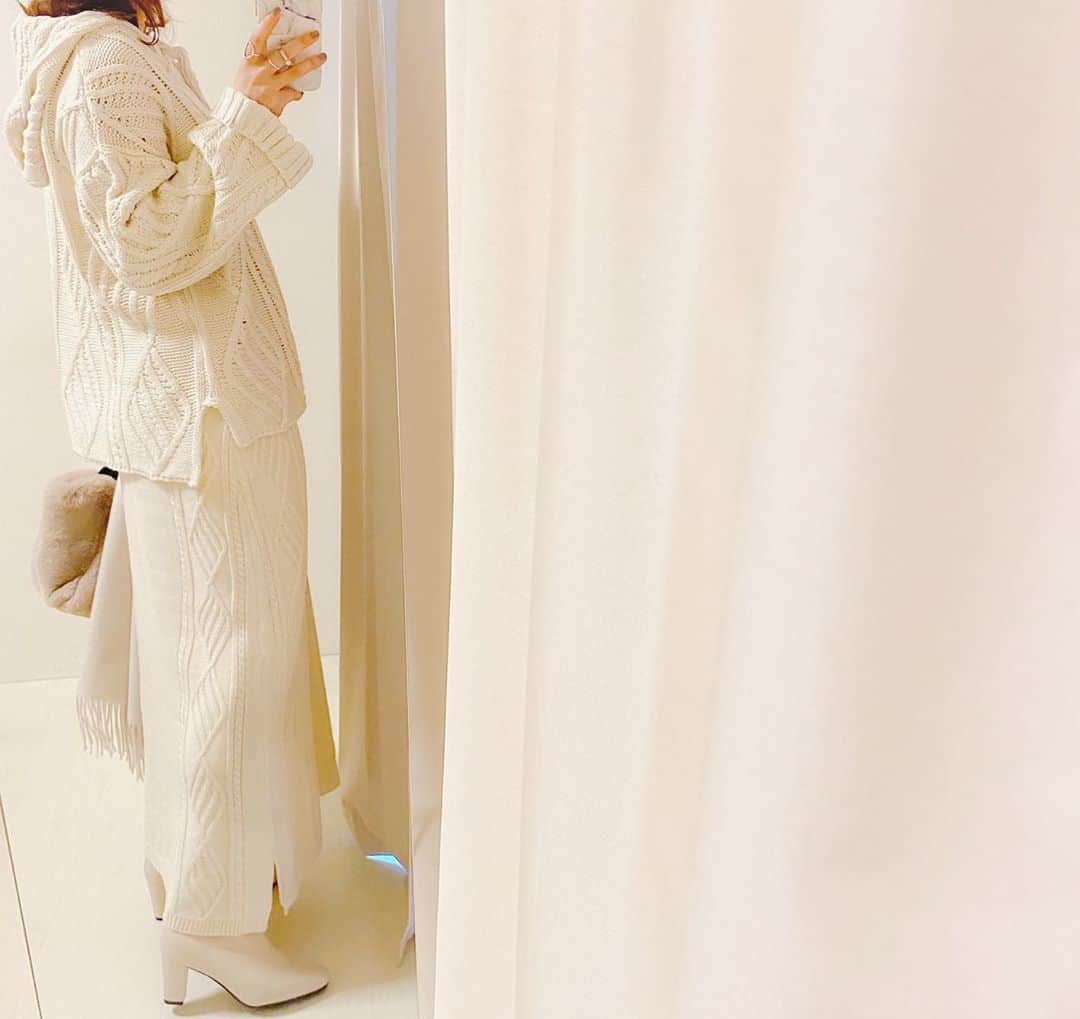 aiaiさんのインスタグラム写真 - (aiaiInstagram)「バルキーケーブルのニットアップ。  こちらのバルキーシリーズは 労働者と環境に配慮していることを 証明する「WRAP認定工場」で 生産された 人と環境に優しい サステナブルなアイテムだそうです✨ @reedit_official   使うほどふわふわになる カシミヤストールはmacocca  の 新色のエクリュ @macoccainfo  コーデの詳細はブログに書いています ☟☟ http://s.ameblo.jp/aiai987654  #fashion#outfit#style#coordinate#instagood#ootd#pic#instapic#コーデ#コーディネート#スタイリング#プチプラコーデ#本日のコーデ#大人カジュアル#プチプラ  #カジュアル #ニット #アラフォー #アラフォーコーデ #アラフォーファッション#スカートコーデ#ニットスカート#カラースカート #ブーツ #ブーツコーデ#ニットアップ #ニットアップコーデ #セットアップ  #セットアップコーデ」11月2日 20時28分 - saltaiai