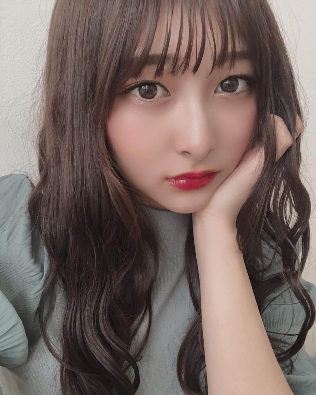 牧内莉亜のインスタグラム：「🤍 本日のメイク 白ライナー&涙袋ラメの粒大きいの使ってみた  #make  #メイク #💄 #白ライナー #メイクアップ」