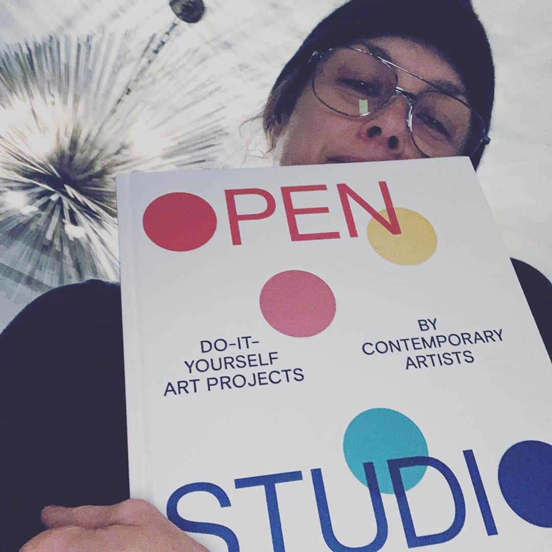 ブリジット・モイナハンさんのインスタグラム写真 - (ブリジット・モイナハンInstagram)「Woke up this morning to a wonderful surprise! My copy of #OpenStudio was on the table !  So proud of my friend @amandabenchley must get a copy now for yourself or any art lover! #doityourselfartprojects #contemporaryartists #insidestory」11月2日 20時33分 - bridgetmoynahan