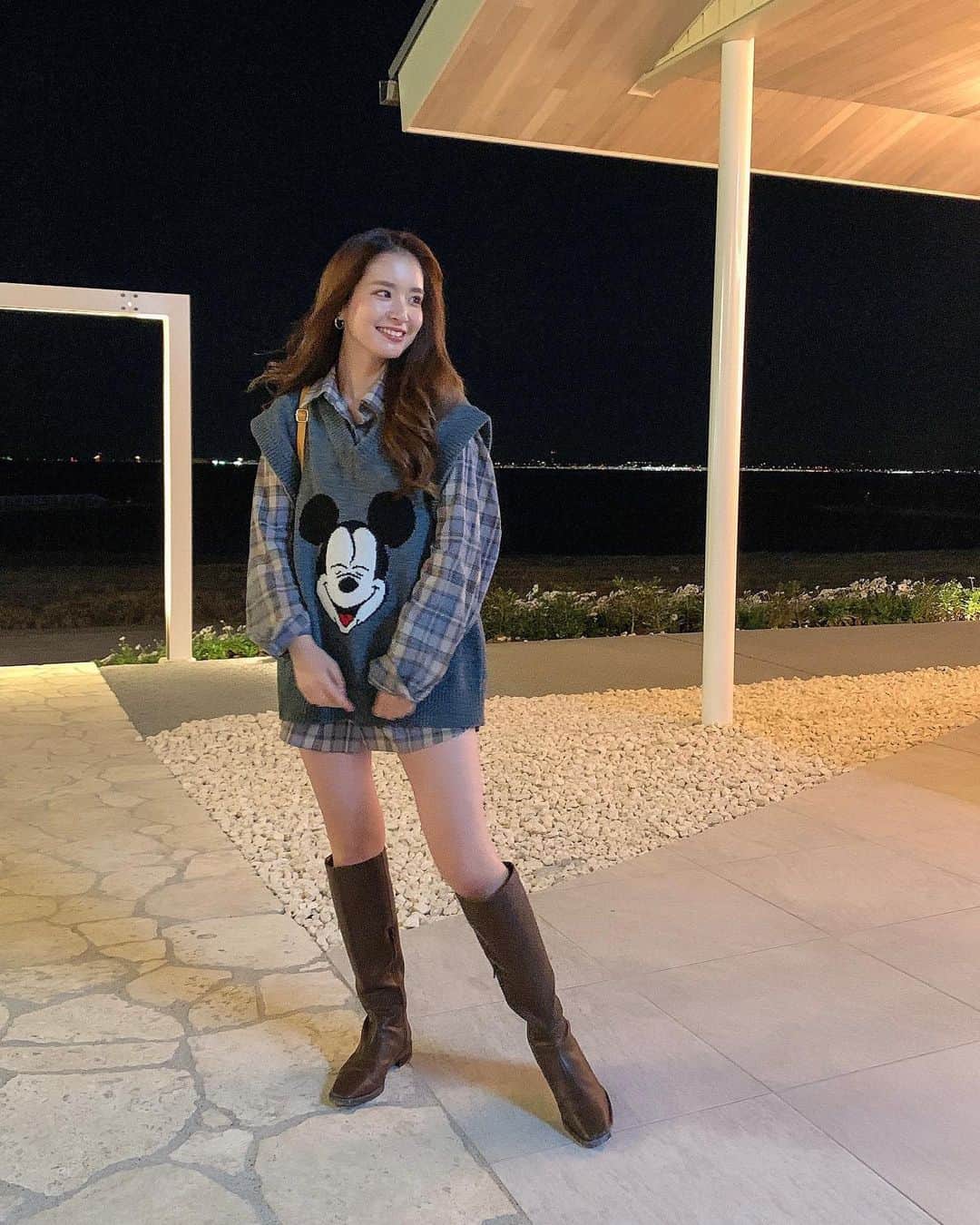 のインスタグラム：「・ ハロウィンおデートの日🎃♥️ ・ 【きみの瞳が問いかけている】 みてきた😭🎬 感動✖️感動。 見るべきオススメ映画です。歌もまたいい。 ⚠️ハンカチ必需品 ・ ・ ・ もうそろそろコート着ないと 夜は寒くなってきたね((⛄)) ・ ・ チェック柄シャツにミッキーベスト💋 色味はおじさんっぽいシャツやけどw オーバーサイズやからショートパンツに ロングブーツ合わせて女子感👠 ・ shirt: @maybins_japan  vest:  @maybins_japan  boots: @lowrysfarm_official  ・ ・ 動画は写真撮る時に マスク外したから💄塗るわ〜って してるところ🤣ww 我ながら幸せな笑顔してるわ。笑 ・ ・ いつもありがとう🐨♥️ ・ ・ #映画 #デート #ハロウィン #泉南ロングパーク  #泉南 #秋服 #シャツ #ベスト #ロングブーツ #maybins #lowrysfarm」