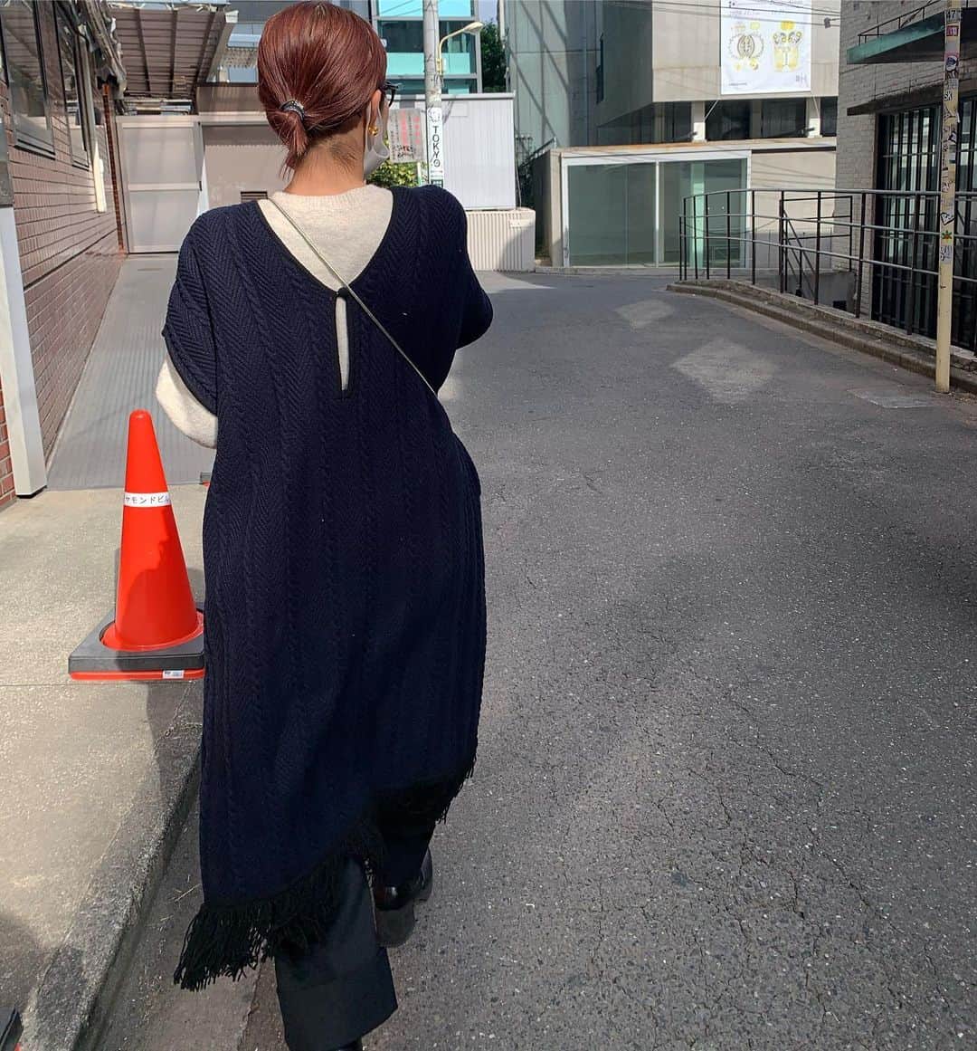 山本 絵里加のインスタグラム：「_ 後ろもかわいい、お気に入りのワンピース🕊 op @public_tokyo  knit @uniqlo_jp  pants @studious_official  bag @alia_jp   #ootd#ワンピース#fashion  #puu_fashion」