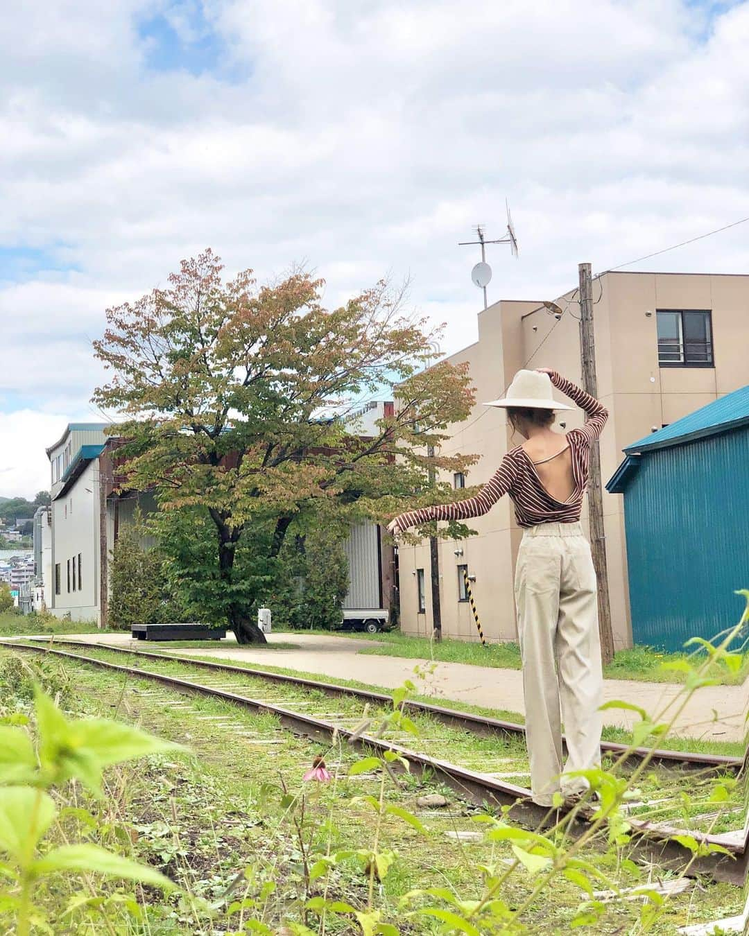 武田静加さんのインスタグラム写真 - (武田静加Instagram)「. . . 📍北海道(小樽) インスタスポットを 検索してたどり着いた場所🧏❤️ . . . ✨北海道思い出記録✨ . . #hairmake#make#makeup#カラコン#ヘアメイク#メイク#style#巻き髪#winter #秋#冬#japan#日本#北海道#gotoキャンペーン#小樽#旧国鉄手宮線#線路#線路は続くよどこまでも」11月2日 20時42分 - takedashizuka0517