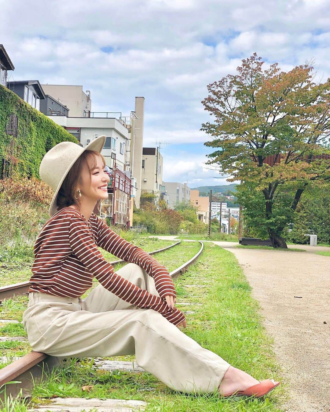 武田静加さんのインスタグラム写真 - (武田静加Instagram)「. . . 📍北海道(小樽) インスタスポットを 検索してたどり着いた場所🧏❤️ . . . ✨北海道思い出記録✨ . . #hairmake#make#makeup#カラコン#ヘアメイク#メイク#style#巻き髪#winter #秋#冬#japan#日本#北海道#gotoキャンペーン#小樽#旧国鉄手宮線#線路#線路は続くよどこまでも」11月2日 20時42分 - takedashizuka0517