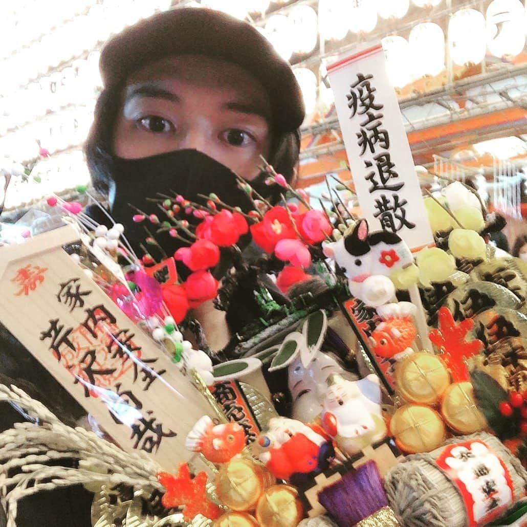 芹沢尚哉さんのインスタグラム写真 - (芹沢尚哉Instagram)「毎年恒例の酉の市！！ 本当は今日が一の酉なのですが 混んでるの嫌だなぁと思って 昨日行ってきました！！ 確認したところ前夜祭でも熊手の効果は変わらないとこと∑(ﾟДﾟ) よかったよかった💕 これだけは毎年欠かさず続けてきているからね✨ また次の酉の市までにステップアップ出来ていますように！！  #酉の市 #酉の市2020 #酉の市花園神社 #花園神社 #熊手」11月2日 20時52分 - naoya_serizawa