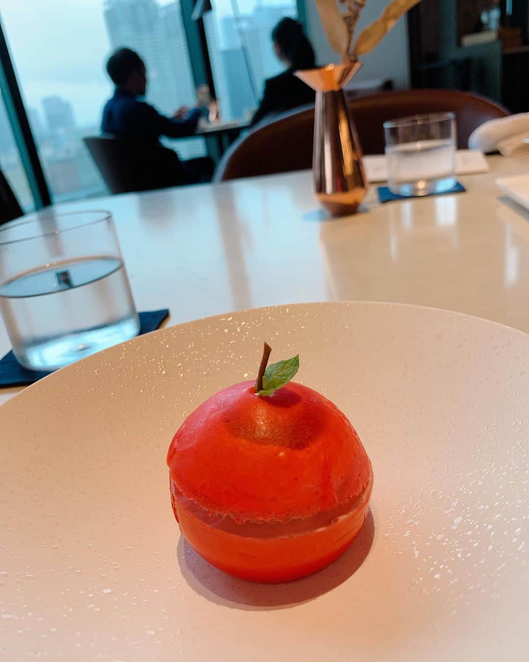 浅井香葉子さんのインスタグラム写真 - (浅井香葉子Instagram)「2020年4月にオープンした『メズム東京』﻿にあるレストラン﻿ Chef's Theatre(シェフズシアター)で﻿ ランチを頂きました♡﻿ ﻿ 五感を魅了する時間と空間﻿ 新しいライフスタイルのアイコンとして﻿ 誕生したメズム東京﻿ ﻿ エントランスに一歩踏み入れた時から﻿ 進化し続ける東京の波長に包まれます﻿ ﻿ レストランは﻿ 16階からの眺めも良く﻿ 天井も高い空間♡﻿ ﻿ 貴代美ちゃん @kiyomieclat の世界グランプリのお祝いに﻿ Moët & Chandonで乾杯🥂﻿ ﻿ 2人とも泡好きなので﻿ ボトルで😆﻿ ﻿ お料理は﻿ フレンチの「ビストロノミー」スタイル﻿ 畏まらずカジュアルに楽しめます♡﻿ ﻿ ==============﻿ 🍽LUNCH CORSE﻿ ==============﻿ アミューズブッシュ﻿ ムール貝のスープ﻿ 本日のお魚orお肉﻿ デザート﻿ 小菓子﻿ ﻿ ﻿ メインにボリュームあったので﻿ 女性ならお腹いっぱいになると思う﻿ ﻿ 個人的にアミューズブッシュが﻿ 色んな味を楽しめて美味しかった♡﻿ (お酒に合うよ💕)﻿ ﻿ ﻿ そして﻿ お祝いのメッセージプレートが﻿ シンプルでスタイリッシュでした💋﻿ ﻿ ﻿ 黒ユニフォームに黒マスクで﻿ 統一されたホテルスタッフは﻿ 新しいイメージ﻿ ﻿ 写真を撮りましょうか？﻿ と声を掛けてくれたり﻿ お祝いプレートが﻿ サプライズなので﻿ 分からないように﻿ 確認して下さったりと﻿ ﻿ とても気持ちの良い接客を﻿ して下さいました♡﻿ ﻿ マリオット系列だから﻿ SPGアメックスのポイントも使えるので﻿ 今度はお泊まりして﻿ ディナーを楽しみたいなー💕﻿ ﻿ ————————-﻿ 📍東京都・竹芝🇯🇵﻿ ﻿ @mesmtokyo  ————————-﻿ ﻿ ﻿ 〜美しさの種は自分の中に在る〜﻿ 全ては自分と向き合うことから﻿ ﻿ ﻿ ____________________★_____________________﻿ 「在り方・歩き方・美しい所作」で﻿ あなたの存在そのものを輝きにする﻿ MUSEL Walking & Life﻿ ﻿ 👠レッスンのご依頼は ﻿ @asaikayoko プロフィールURLから  #メズム東京 #メズム東京オートグラフコレクション #東京ホテル #ホテルランチ #ホテルラウンジ #ラグジュアリーホテル #東京女子旅 #大人旅 #タビジョ #ホテルディナー #女子会 #お祝いランチ #ホテルラウンジ好き #ホテルステイ」11月2日 20時46分 - asaikayoko