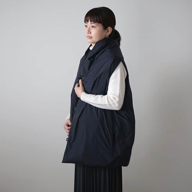 キナリノさんのインスタグラム写真 - (キナリノInstagram)「. ＼キナリノモール／TEATORA｜ROOMKEY VEST - EVAPOD - （ダウンベスト） . －－－－－－－－－ ストレスフリーの着心地 . TEATORA史上、最軽量をテーマに作られたダウンベスト「ROOMKEY VEST」。着用していることをわすれてしまうほどの軽さです。 ショールを首に掛けた様子をイメージしたシルエット/デザインで、首元から身頃を覆うふんわりとしたボリューム感が特徴的。 繊細な素材を用いることで表現される上品な光沢感があり、ボタンの留め方や羽織り方によって様々な着方を楽しめます。アウターの上から着ても可愛いですよ◎ これからの季節にもぴったりの1枚。是非長く愛用してください＊ . －－－－－－－－－ https://kinarino-mall.jp/item-59176 . . ▶画像をタップすると詳細情報をご覧いただけます。 . ▶プロフィールの「インスタ掲載」ボタンから、ご紹介商品をまとめてご覧いただけます。→@kinarino_official . ▶キナリノアプリでも販売中！ 「お買いもの」→「インスタグラム掲載アイテム」 　 ※ダウンロードはプロフィールリンクから→@kinarino_official . . #キナリノモール #キナリノ #丁寧な暮らし #暮らし #ベスト #ダウンベスト #あったかアイテム #ファッション #秋冬コーデ #シンプル #重ね着 #レイヤード #今日のコーデ  #HOEK #TEATORA #vest #downvest #Layering #style #fashion #comfortable #fashionista #coordination #simple #ootd #instafashion .」11月2日 21時00分 - kinarino_official