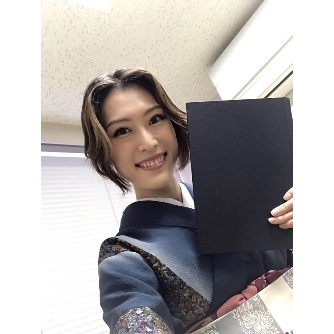 如月蓮さんのインスタグラム写真 - (如月蓮Instagram)「.﻿ 『さらば黒き武士』﻿ 無事に上演できました！！﻿ 皆様、本当にありがとうございました！！﻿ やっぱり私…この時代好きだぁぁぁ！！！﻿ またひとつ、宝物が増えました。﻿ 劇場に足をお運びくださいましたお客様、﻿ 温かく応援してくださった皆様、﻿ 本当に、ありがとうございました。﻿ 素晴らしい方々との共演、お支えにも感謝しております。﻿ ﻿ 残念ながら舞台へ起こし頂けなかった方もいらっしゃるという事で、アーティストジャパンさんのサイトで、パンフレットと舞台写真の通信販売を期間限定で実施しております。﻿ よかったらご覧くださいね☆﻿ .﻿ .﻿ .﻿ #さらば黒き武士﻿ #藤間勘十郎　先生﻿ #北村有起哉　さん﻿ #山本一慶　さん﻿ #アーティストジャパン﻿ #如月蓮﻿ #RENスタグラム﻿」11月2日 20時54分 - kisaragi.ren2