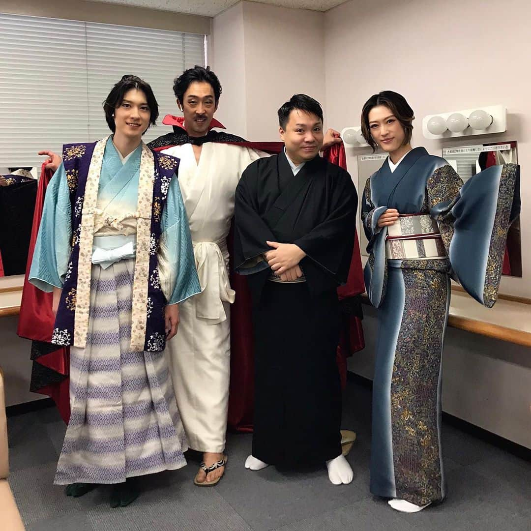 如月蓮さんのインスタグラム写真 - (如月蓮Instagram)「.﻿ 『さらば黒き武士』﻿ 無事に上演できました！！﻿ 皆様、本当にありがとうございました！！﻿ やっぱり私…この時代好きだぁぁぁ！！！﻿ またひとつ、宝物が増えました。﻿ 劇場に足をお運びくださいましたお客様、﻿ 温かく応援してくださった皆様、﻿ 本当に、ありがとうございました。﻿ 素晴らしい方々との共演、お支えにも感謝しております。﻿ ﻿ 残念ながら舞台へ起こし頂けなかった方もいらっしゃるという事で、アーティストジャパンさんのサイトで、パンフレットと舞台写真の通信販売を期間限定で実施しております。﻿ よかったらご覧くださいね☆﻿ .﻿ .﻿ .﻿ #さらば黒き武士﻿ #藤間勘十郎　先生﻿ #北村有起哉　さん﻿ #山本一慶　さん﻿ #アーティストジャパン﻿ #如月蓮﻿ #RENスタグラム﻿」11月2日 20時54分 - kisaragi.ren2