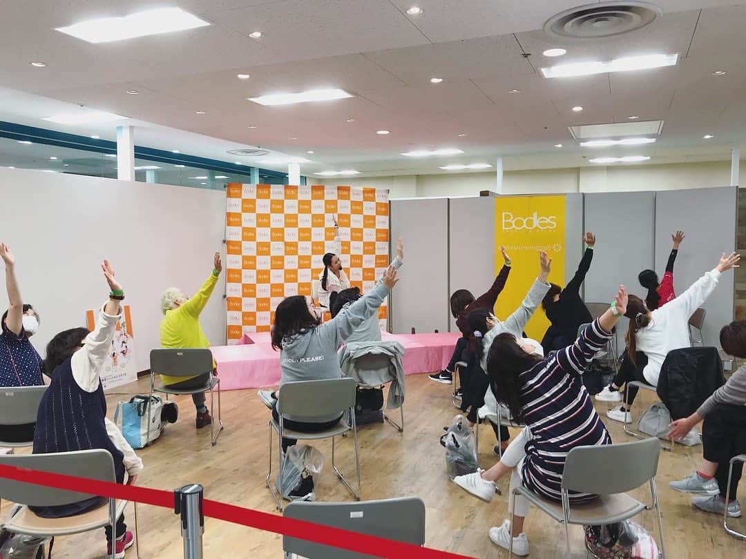 池田莉子さんのインスタグラム写真 - (池田莉子Instagram)「Bodies 近鉄草津🍁🍁 チェアヨガイベント無事終了しましたー！！ 密を防ぐ為、事前告知が出来なかったにも関わらず 沢山の方にご参加頂けて感動しました🥺 遠くから草津に来て頂いた方もいたり🙇‍♀️  皆さん本当に、有難う御座いました。  ４回ともあっという間すぎて時間が足りない。笑 人に会ってヨガイベントが出来る事の幸せさを、 しっかりと噛みしめてきました。😭😭 今月20日にボディーズお月見ヨガイベントをオンライン で開催しますのでまたそちらでお待ちしています🧡🧡  心温かいボディーズ草津店の皆さん、近鉄百貨店の 皆さん本当に有難う御座いました🥰✨✨✨  #bodies #yoga #kusatsu #shiga #chairyoga  #ボディーズ #近鉄草津 #草津　#ヨガ #チェアヨガ」11月2日 20時55分 - ricoikeda