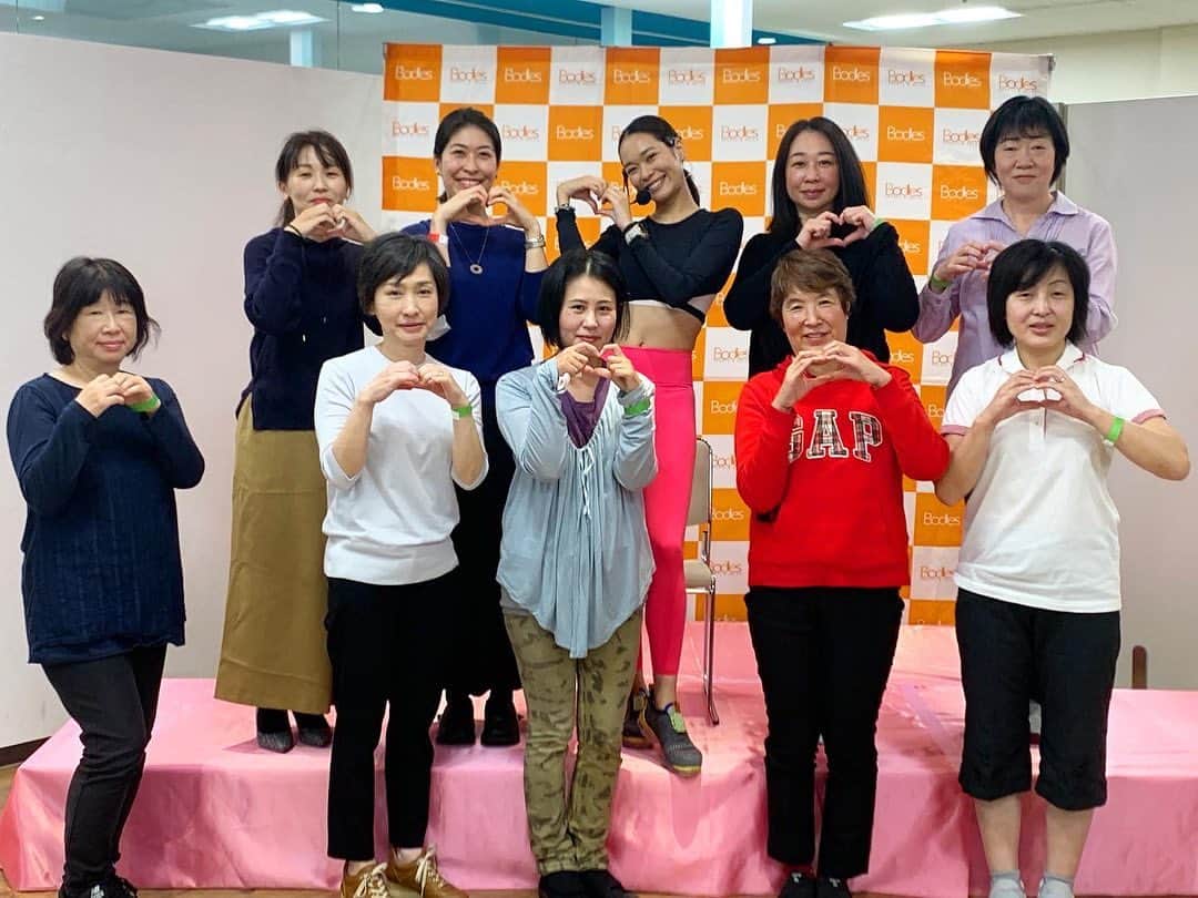 池田莉子さんのインスタグラム写真 - (池田莉子Instagram)「Bodies 近鉄草津🍁🍁 チェアヨガイベント無事終了しましたー！！ 密を防ぐ為、事前告知が出来なかったにも関わらず 沢山の方にご参加頂けて感動しました🥺 遠くから草津に来て頂いた方もいたり🙇‍♀️  皆さん本当に、有難う御座いました。  ４回ともあっという間すぎて時間が足りない。笑 人に会ってヨガイベントが出来る事の幸せさを、 しっかりと噛みしめてきました。😭😭 今月20日にボディーズお月見ヨガイベントをオンライン で開催しますのでまたそちらでお待ちしています🧡🧡  心温かいボディーズ草津店の皆さん、近鉄百貨店の 皆さん本当に有難う御座いました🥰✨✨✨  #bodies #yoga #kusatsu #shiga #chairyoga  #ボディーズ #近鉄草津 #草津　#ヨガ #チェアヨガ」11月2日 20時55分 - ricoikeda
