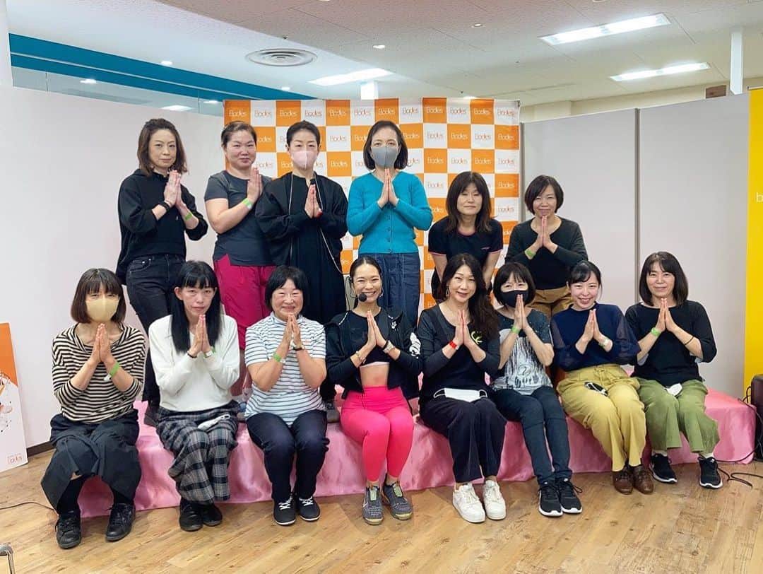 池田莉子さんのインスタグラム写真 - (池田莉子Instagram)「Bodies 近鉄草津🍁🍁 チェアヨガイベント無事終了しましたー！！ 密を防ぐ為、事前告知が出来なかったにも関わらず 沢山の方にご参加頂けて感動しました🥺 遠くから草津に来て頂いた方もいたり🙇‍♀️  皆さん本当に、有難う御座いました。  ４回ともあっという間すぎて時間が足りない。笑 人に会ってヨガイベントが出来る事の幸せさを、 しっかりと噛みしめてきました。😭😭 今月20日にボディーズお月見ヨガイベントをオンライン で開催しますのでまたそちらでお待ちしています🧡🧡  心温かいボディーズ草津店の皆さん、近鉄百貨店の 皆さん本当に有難う御座いました🥰✨✨✨  #bodies #yoga #kusatsu #shiga #chairyoga  #ボディーズ #近鉄草津 #草津　#ヨガ #チェアヨガ」11月2日 20時55分 - ricoikeda