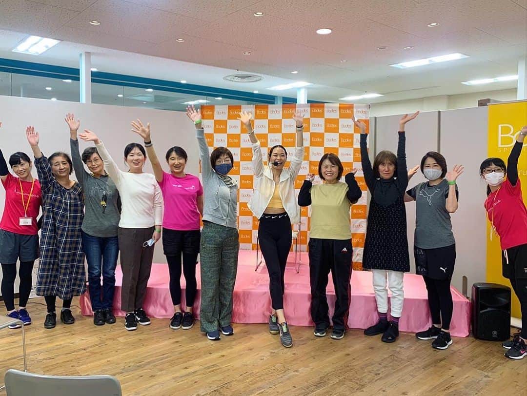 池田莉子さんのインスタグラム写真 - (池田莉子Instagram)「Bodies 近鉄草津🍁🍁 チェアヨガイベント無事終了しましたー！！ 密を防ぐ為、事前告知が出来なかったにも関わらず 沢山の方にご参加頂けて感動しました🥺 遠くから草津に来て頂いた方もいたり🙇‍♀️  皆さん本当に、有難う御座いました。  ４回ともあっという間すぎて時間が足りない。笑 人に会ってヨガイベントが出来る事の幸せさを、 しっかりと噛みしめてきました。😭😭 今月20日にボディーズお月見ヨガイベントをオンライン で開催しますのでまたそちらでお待ちしています🧡🧡  心温かいボディーズ草津店の皆さん、近鉄百貨店の 皆さん本当に有難う御座いました🥰✨✨✨  #bodies #yoga #kusatsu #shiga #chairyoga  #ボディーズ #近鉄草津 #草津　#ヨガ #チェアヨガ」11月2日 20時55分 - ricoikeda