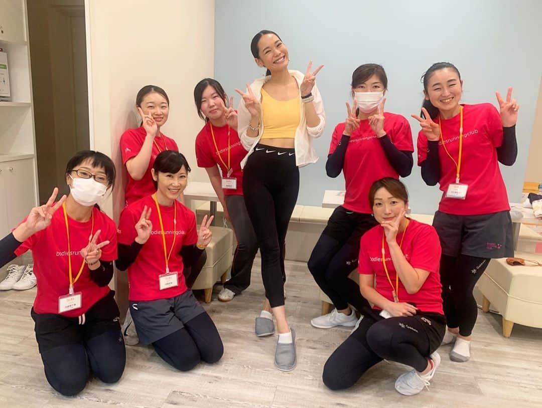 池田莉子さんのインスタグラム写真 - (池田莉子Instagram)「Bodies 近鉄草津🍁🍁 チェアヨガイベント無事終了しましたー！！ 密を防ぐ為、事前告知が出来なかったにも関わらず 沢山の方にご参加頂けて感動しました🥺 遠くから草津に来て頂いた方もいたり🙇‍♀️  皆さん本当に、有難う御座いました。  ４回ともあっという間すぎて時間が足りない。笑 人に会ってヨガイベントが出来る事の幸せさを、 しっかりと噛みしめてきました。😭😭 今月20日にボディーズお月見ヨガイベントをオンライン で開催しますのでまたそちらでお待ちしています🧡🧡  心温かいボディーズ草津店の皆さん、近鉄百貨店の 皆さん本当に有難う御座いました🥰✨✨✨  #bodies #yoga #kusatsu #shiga #chairyoga  #ボディーズ #近鉄草津 #草津　#ヨガ #チェアヨガ」11月2日 20時55分 - ricoikeda